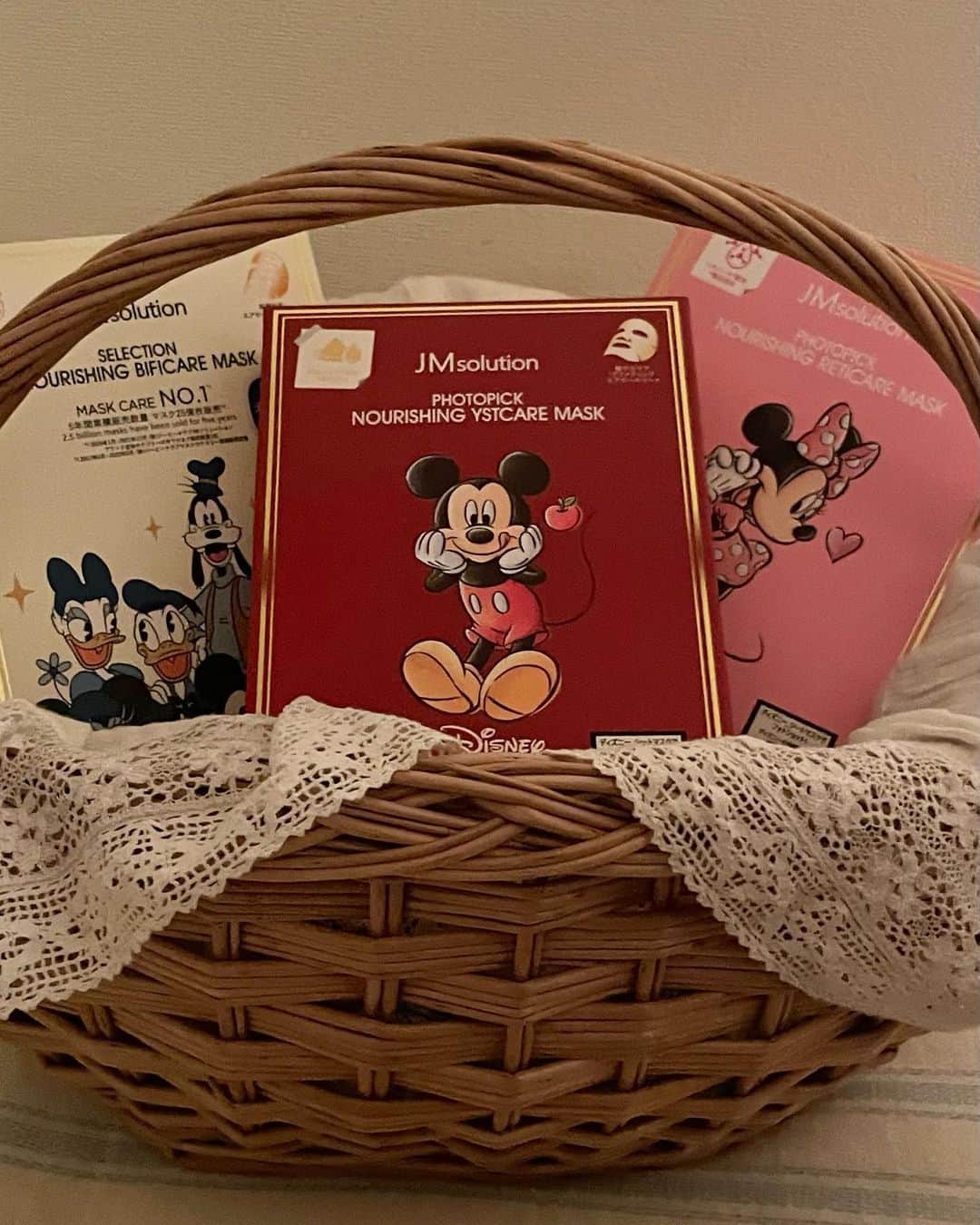 ひなこさんのインスタグラム写真 - (ひなこInstagram)「Diseney pack 🐭💞✨  JMsolution @jmsolution_jp_editionという韓国ブランドのフェイスパックがディズニーとコラボしててgetしてみた🫶🏻 成分別に20種類もあって全部可愛くて迷ったけど、RETICARE MASK, YSTCARE MASK, BIFICARE MASKを🧖🏼‍♀️🎀 ステッカーが入ってたり、パックにプリントしてあったりして自分用にもプレゼント用にも良いなと思いました💌 1箱5枚入りで個包装だから、旅行先で友達やカップル同士でつけて写真撮っても絶対可愛い..🤳🤦🏼‍♀️是非チェックしてみてください➰✨  #jmjpedition #photopick #selection #夢が叶うシート　#disney #フェイスマスク #ディズニーコラボ」6月6日 18時00分 - hnk165