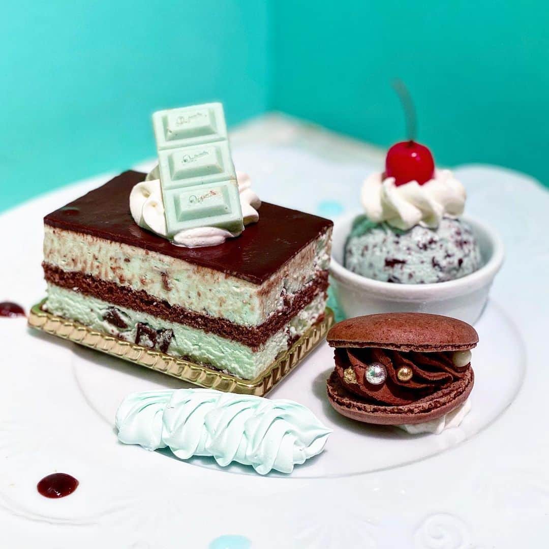 のインスタグラム：「🧼チョコミン党のためのインスタ⇒ @usiqlo🧼  【 Q-pot CAFE. MINT×CHOCOLATE PLATE 】  6/3〜7/3の期間限定！ Q-pot CAFE.さんのチョコミントプレートです🥄  ✎𓂃𓂃𓂃𓂃𓂃𓂃𓂃𓂃𓂃𓂃𓂃𓂃𓂃𓂃𓂃𓂃𓂃𓂃𓂃𓂃  🍫チョコ感：☆☆☆☆ 🌿ミント感：☆☆☆+ 😍甘さ：☆☆☆☆  💰税込価格：2,400円  🗾販売場所：Q-pot CAFE. 表参道本店 さん【 @qpotcafe_official 】 🚉アクセス： 🗓販売期間：2023年6月3日(土)～7月3日(月)  ✎𓂃𓂃𓂃𓂃𓂃𓂃𓂃𓂃𓂃𓂃𓂃𓂃𓂃𓂃𓂃𓂃𓂃𓂃𓂃𓂃  🔖チョコレートミントケーキ 🔖チョコミントアイス&チェリー 🔖ミントメレンゲ 🔖チョコマカロン  チョコレートミントケーキは、 ふわふわココアスポンジとチョコチップ入りミントクリームがサンド！  口の中にスッと爽やかさが続くミント感で、 大小さまざまなチョコチップの食感がいいアクセントに🍫  メレンゲは、ほんのり爽やかな風味で 口に入れるとラムネのように溶けて一瞬で無くなりました！☁️ 　　  さらに、こちらはワンドリンク付きなのですが +200円でMINT×CHOCOLATE DRINKに変更可能！  甘さ控えめなチョコレートドリンクと ほんのり爽やかなミントミルクの組み合わせです🐻  ✎𓂃𓂃𓂃𓂃𓂃𓂃𓂃𓂃𓂃𓂃𓂃𓂃𓂃𓂃𓂃𓂃𓂃𓂃𓂃𓂃  お店の公式サイトから事前予約ができます！◎ パフェもありますよ！ 　　 　　 　　  #チョコミント #usiqlo_tokyo #表参道カフェ #表参道グルメ   #chocolatemint #ミントチョコ #mintchocolate #mintchocolatechip #チョコレート #チョコミン党  #うしくろくん #민트초코 #민트 #jmt #맛스타그램 #먹스타그램 #도쿄카페 #도쿄여행 #좋아요 #민초단 #薄荷巧克力」