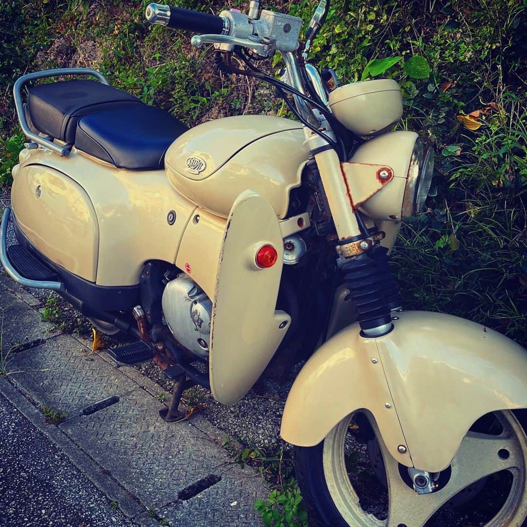青木ロビンのインスタグラム：「息子（16歳）が僕のバイクに 乗りたいから中免が取りたいと言う。  僕が古い人間なせいか、 どうしても『若さ』と『バイク』の 相性が良く無いと感じてしまう。 せめて車の免許を取って 道路に慣れてからにして欲しいと 切に話すんだけど 悲しそうにされる。。  父親のバイクに乗りたいとか 可愛くてしょうがないけど　笑  今許して、君が事故でも 起こしたら父さんはやりきりない。 さてどうしたものか。。  うーん。」