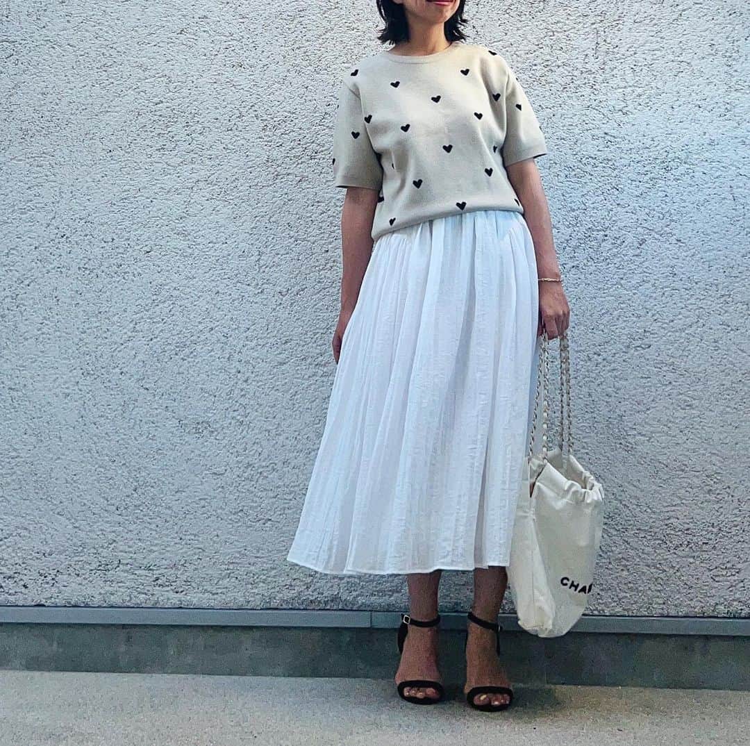 のインスタグラム：「🖤🖤🖤🖤 ハートKnit  #ハートニット #ハート柄 #ハートドット  #韓国ファッション  #ホワイトコーデ  #ホワイトコーディネート」