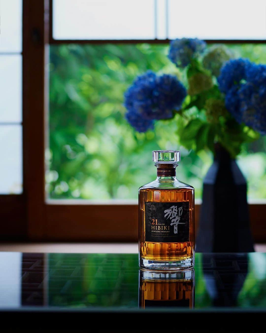 響 | SUNTORY WHISKY HIBIKIさんのインスタグラム写真 - (響 | SUNTORY WHISKY HIBIKIInstagram)「. HIBIKI TIME ～二十四節気・芒種～  雨露滴る、自然の色彩に引き込まれ。 Rain and dew accentuate the beautiful colors in nature and captivate you.  #hibiki #響 #hibiki_time #二十四節気 #24seasons #芒種 #boshu #withnature #梅雨 #紫陽花 #hydrangea #障子 #日本家屋」6月6日 18時04分 - suntorywhisky_hibiki