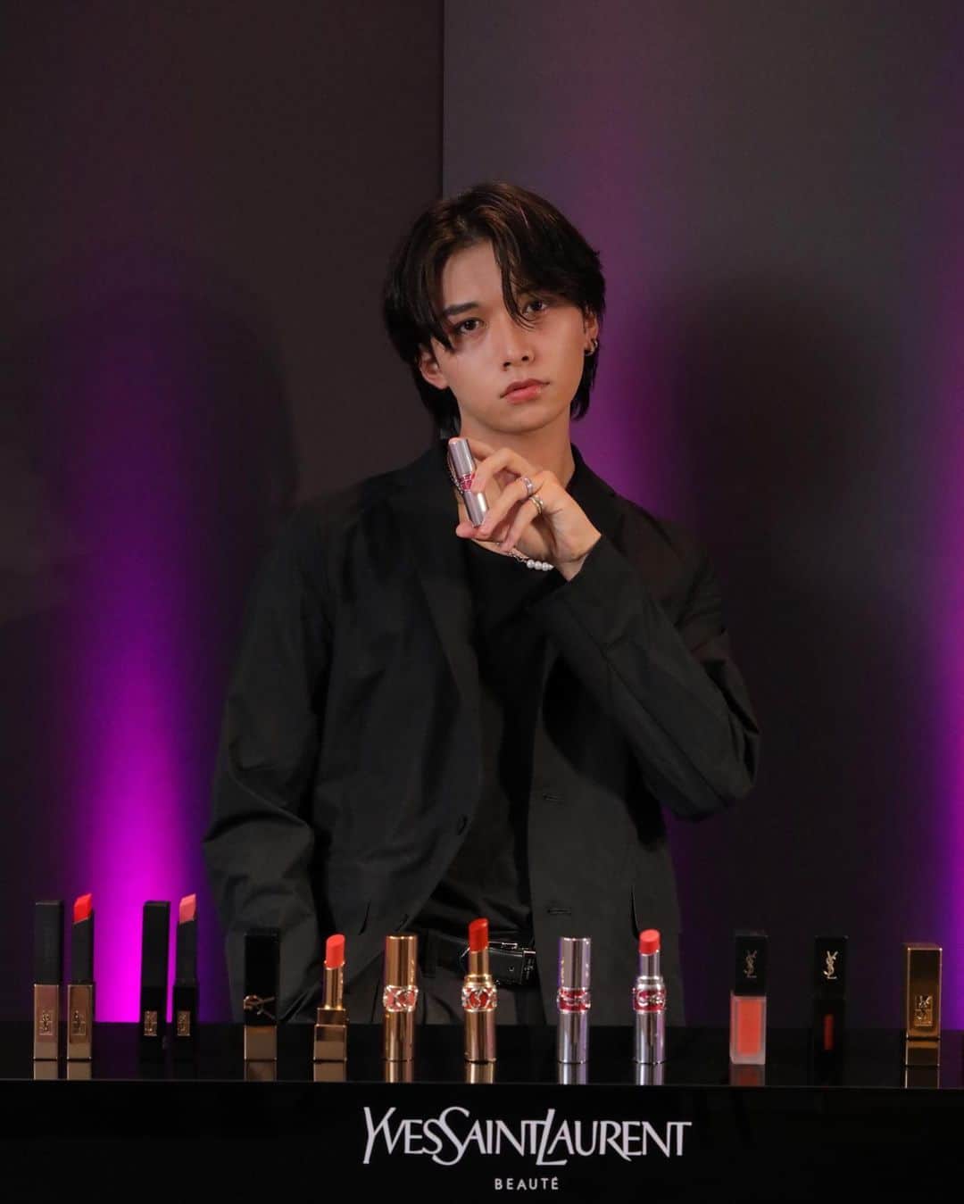 のインスタグラム：「Thank you for YVES SAINT LAURENT🖤🖤  「MY YSL LIP」にご招待して頂いので、 参加させて頂きました！  カラー×テクスチャーのバリエーションは 約100種もあって どんなファッションや気分にもぴったりの１本が必ず見つかるよ👀  僕はルージュ ヴォリュプテ キャンディグレーズ フラッシング ローズ を選びました！ 絶妙な艶感に加えて リップパック効果もあるのですごくお気に入り😽😽  #myysllip」