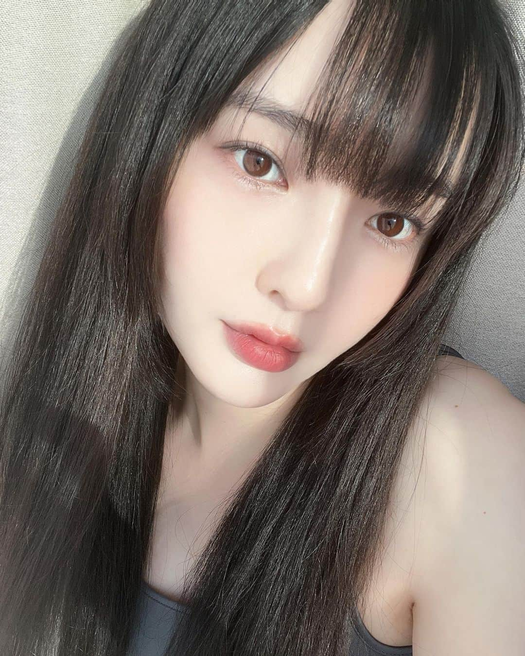 佐藤かよさんのインスタグラム写真 - (佐藤かよInstagram)「前髪また切るか伸ばすかなやみなやみ🤔🫶🏻🤎 . 앞머리 온?? 오프?? . #비가오는날엔」6月6日 18時15分 - satokayo1226