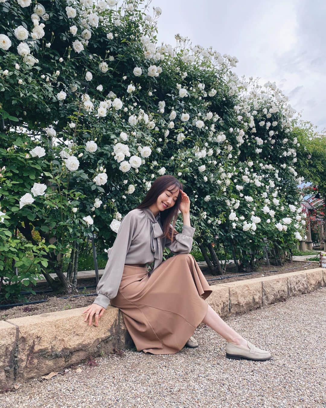 加藤桃子のインスタグラム：「White Rose🤍🤍🤍  今年はいろんな場所で バラが見られて幸せ🌹 やっぱり淡い色が好きだなあ☺️  #バラ　#ローズ　 #rose #whiterose  #fashion  #fashionstyle  #fashiongram  #japan #japanphoto  #japansightseeing  #japanesegirl 🍑 #山梨県 #山梨観光  #yamanashi  #yamanashiprefecture  #ハイジの村」