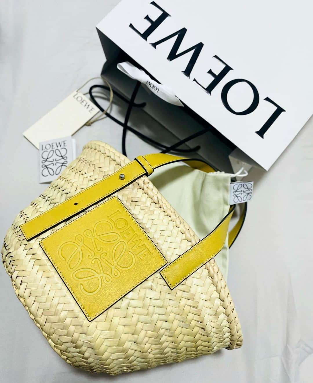 のインスタグラム：「💛 夏のお出かけの相棒☺︎☀️  カゴバッグが似合うワンピースも 買ってみた🧺🥰たのしみ❤︎  #loewe#loewebag#loewebasket#basketbag#basketbags#summerbag#yellowbasket#カゴバッグ#バスケットバッグ#ロエベ#ロエベカゴバック#ロエベバッグ#夏コーデ#夏バッグ#カゴバック」