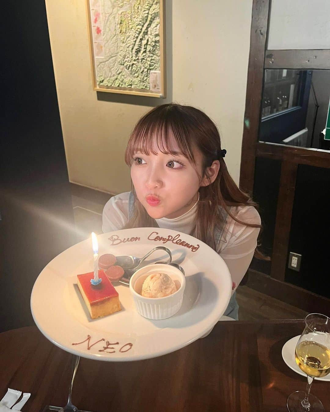 ねおさんのインスタグラム写真 - (ねおInstagram)「🤍🎂🤍  22歳になりました〜！ねおです👼🏻  沢山のお祝い本当にありがとうございます！ いいね♡届いたかな？  22歳の目標は 【充実した毎日を送ること】です🪐🖤  仕事もプライベートも楽しみながら 頑張っていきますっ！⭐︎」6月6日 18時13分 - neo_0606