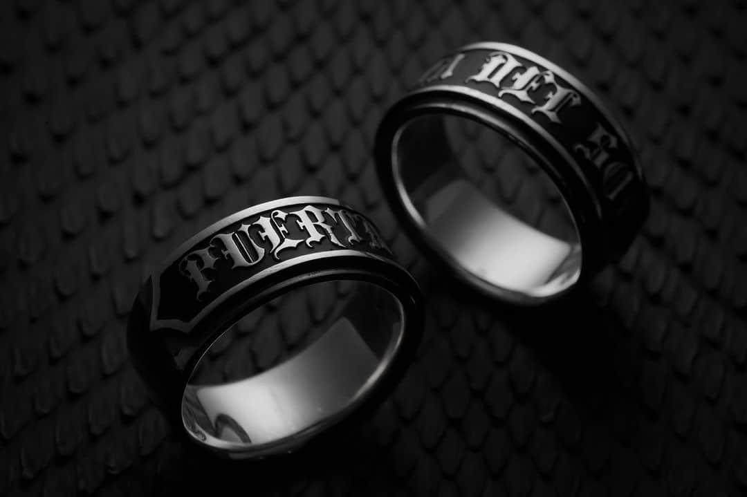 のインスタグラム：「♙ ♜ ♝ ♞ ♛ ♚ 【Lettering logo ring】 ブランドロゴがプレートにレタリングされたリング✴︎✴︎✴︎  R1198/¥25,300  #PUERTADELSOL #プエルタ #プエルタデルソル #madeinjapan  #fashion   恵比寿 /03-5489-9470 @puertadelsol_official  大阪 /06-6136-5345  @puertadelsol_osaka」