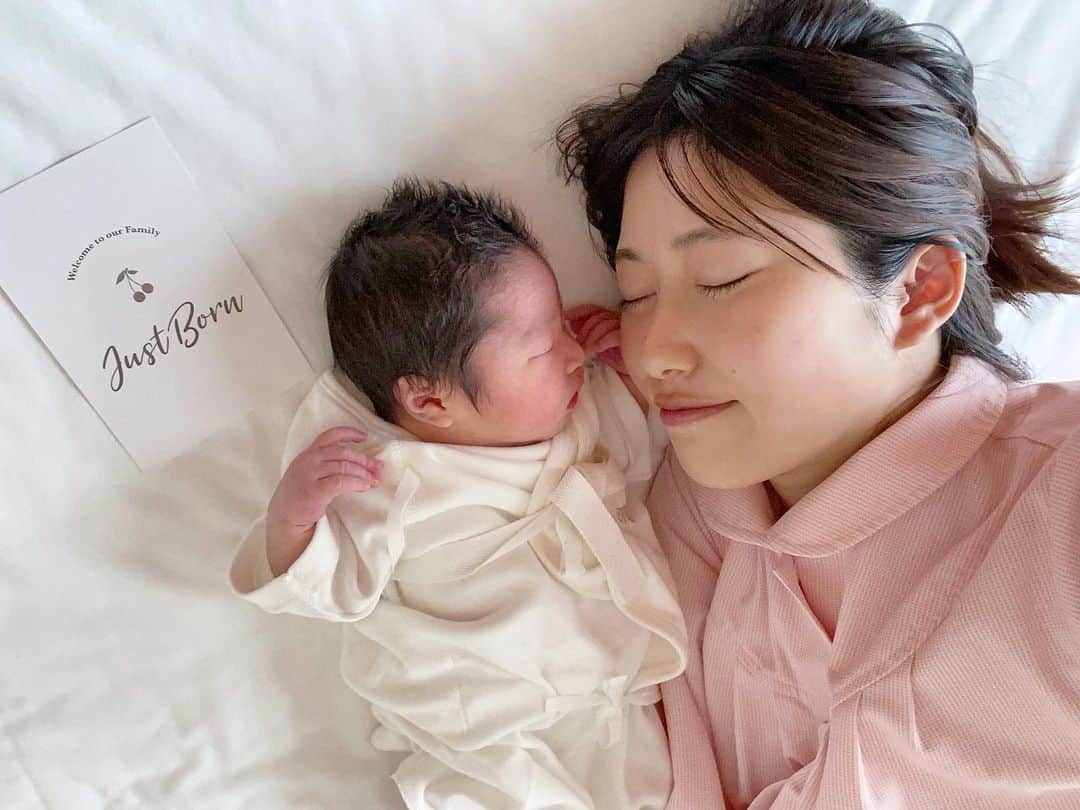 小泉留菜のインスタグラム：「ご報告♡ . . 2023.06.05 AM6:23 この度第二子を出産しました👶🏻🍼 3574gの元気な女の子です🎀 . . 出産については出産レポで📝✨ . . DMでお祝いメッセージをくれたみなさん ありがとうございました😌✨ これからも家族4人と2ぴきの投稿を 見守って頂けると嬉しいです💓 . . 👨🏻👩🏻👦🏻👶🏻🦊🐺 . . #出産 #出産報告 #ご報告 #第二子 #第二子出産 #赤ちゃん #ベビー #baby #女の子ママ #2児ママ  #3歳 #3歳男の子 #3歳児 #ママ #男の子ママ #ママスタグラム #25歳ママ #口唇口蓋裂 #関東ママ #埼玉ママ #小さい彼氏」