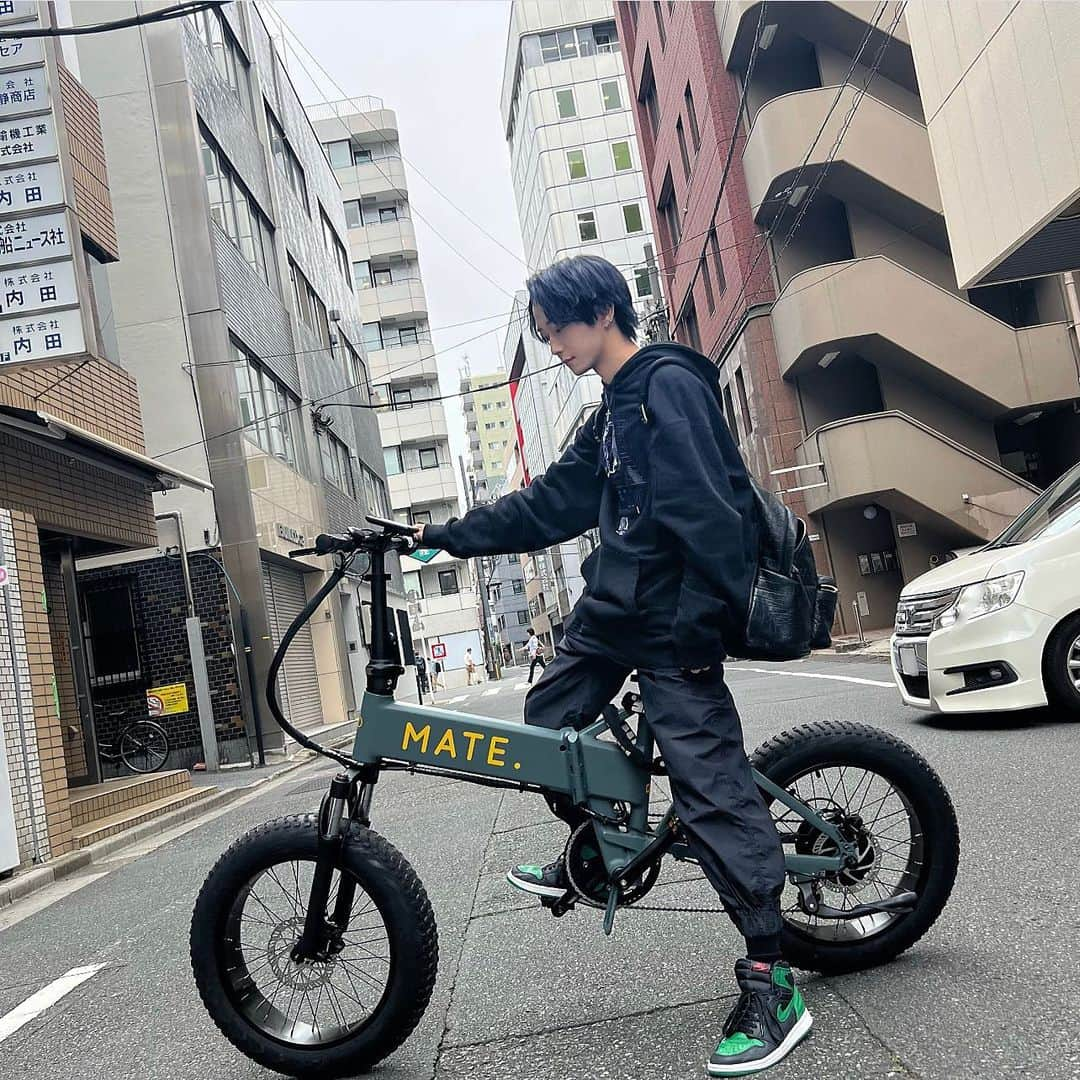 椚三波斗のインスタグラム：「MATE. を手にしてからどこまでも 行けちゃう気がする🚲  そういえば髪染め直してきた！」