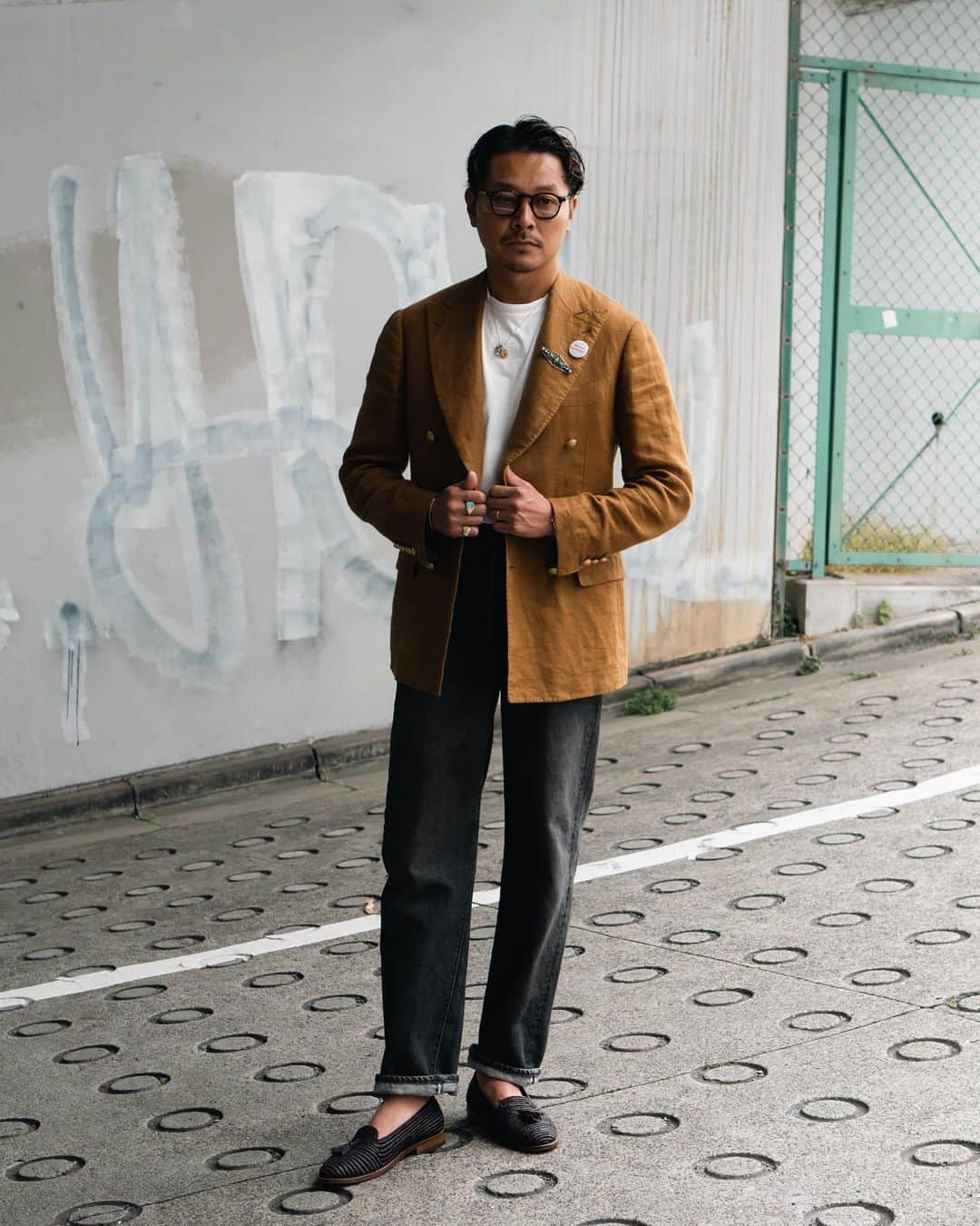 高田朋佳のインスタグラム：「Camel & Black. Keep relaxing.  #wearlness  #mensfashion #jacketandjeans #keeprelaxing #jacketstyle」