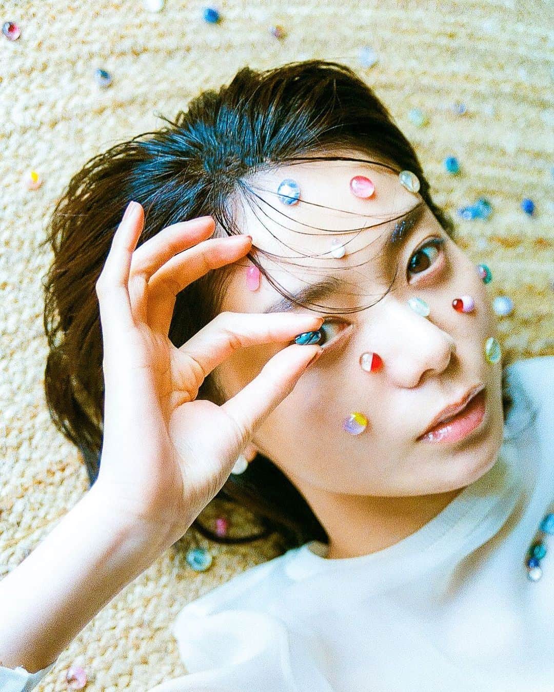 枝優花のインスタグラム：「ある日急に、写真撮ってほしいと連絡がきて、初めましてで、宣材撮影させていただいた🪐  はじめましてだけど、はじめましてじゃないみたいで不思議だった〜森さん。たのしかった撮影。  これは、遊んでいいですかって聞いたらいいよってお許しいただいたので、撮ったきらきら宇宙の写真。(宣材じゃない)  styling @harukiokamura  hair make @paku_chan」