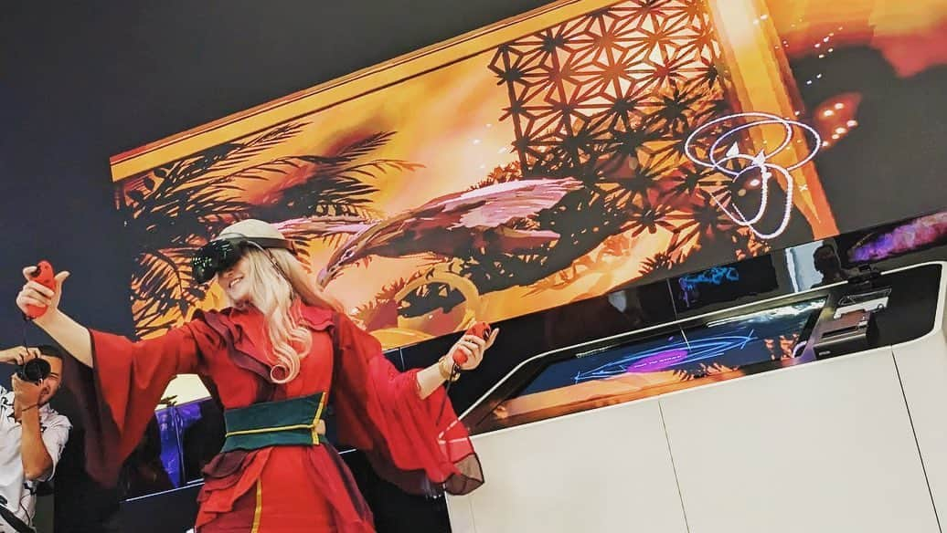 せきぐちあいみさんのインスタグラム写真 - (せきぐちあいみInstagram)「3D painting in Metaverse "Falcon's Path: Bridging Dubai and Japan"  I performed a VR live painting at Mall of the Emirates. I depicted the falcon, symbolizing strength and swiftness, soaring over the pathway that connects Dubai and Japan.  Inspired by @faz3   أقمت عرضًا للرسم الحي بتقنية الواقع الافتراضي في مجمع مول الإمارات. قمت بتصوير صقر يرمز للقوة والسرعة وهو يحلق فوق المسار الذي يربط دبي واليابان.  مستوحى من @faz3  وترجمة العنوان إلى العربية: "طريق الصقر: ربط دبي واليابان"  وترجمة الجملة إلى العربية: قمت بعرض رسم حي بتقنية الواقع الافتراضي في مجمع مول الإمارات. قمت بتصوير الصقر الذي يرمز للقوة والسرعة وهو يحلق فوق المسار الذي يربط دبي واليابان.  #VRpainting #falcon #malloftheemirates #metaverseart #moe #ftnft #fazza3 #dubaiart #japanart #islamic #japanese #3dartwork」6月6日 18時33分 - vr_aimi