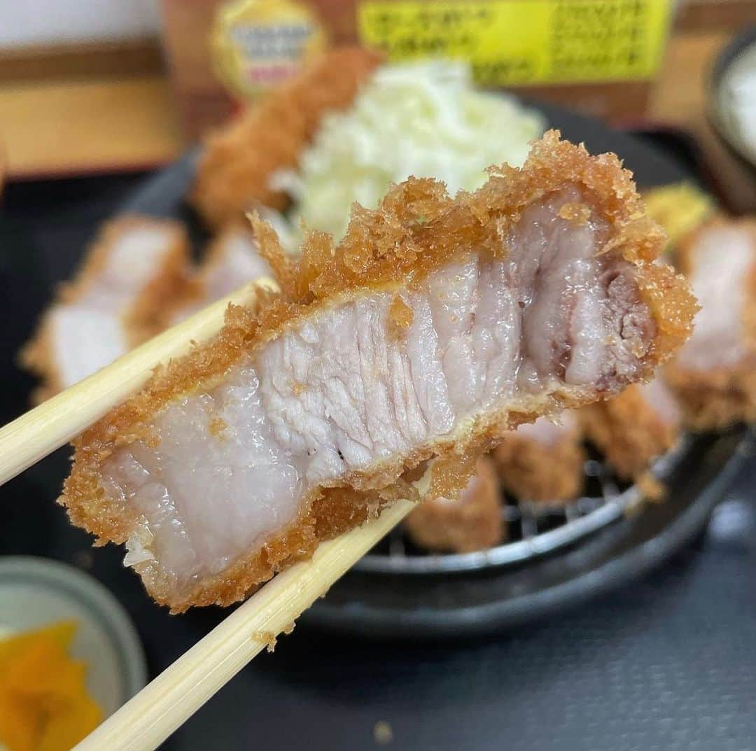 ごはんですよさんのインスタグラム写真 - (ごはんですよInstagram)「今年の外食も栄ちゃんからスタート。  年明け最初の営業日。 とんかつ食べたくて我慢できなくて開店1時間20分前に到着。無事PPゲットだぜ。  かとうと同じ事を考えてた常連さんがたくさんいて開店時には20人以上の大行列。やっぱり栄ちゃんの人気は凄いなあ。  本日のわくわく(揚げる前の生豚肉ちゃん)をバッチリ写真に収めていつものカウンター席で仕上がりを待つ。  「かとうさんの行くよ」コールがかかる。  何十回と迎えてきたしあわせのワンセット。 きつね色のとんかつ・ぴかぴかご飯・いつもバッチリな豚汁・丁寧なキャベツの千切り・塩加減優しいお漬物・オリジナルの塩・胡麻＆ソース。  とんかつを最大に楽しむために時間をかけて手間を惜しまないで一切の妥協もしない、計算し尽くされたワンセット。  本当に素晴らしい。  さあさあお待ちかねの信州太郎ぽーくちゃん。 一口目でメロメロになる魅力的な甘みと甘味と旨味だった。まるで果物みたいなフレッシュさと甘さ、そして柔らかさ。  そのまま・塩・胡麻ソースどのパターンでも目をキラキラしちゃう幸福感に。 特に大好きな脂身の存在感はまるでスーパーアイドルみたい。  揚げたて熱々で見せてくれる美味しさ。 少し冷める事で見せてくれる美味しさ。  どの豚ちゃんでも毎回楽しめる温度感の違いによる旨みの違いも凄さの一つなんだ。  今日も全部がしあわせな美味しさで心の底から大満足。 だから栄ちゃんに通っちゃう。  かとうにとって栄ちゃんはロースもリブロースもヒレも日本一美味しくとんかつをいただける最高のお店。 2023年もたくさんお世話になる予定だよ。  今年もよろしくね。  2023.1 ・信州太郎ぽーく セレクト  #とんかつ栄ちゃん #西船橋 #信州太郎ぽーく」6月6日 18時25分 - pakupakumeshi