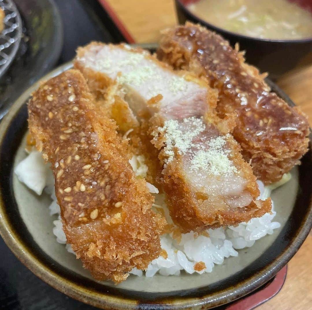 ごはんですよさんのインスタグラム写真 - (ごはんですよInstagram)「今年の外食も栄ちゃんからスタート。  年明け最初の営業日。 とんかつ食べたくて我慢できなくて開店1時間20分前に到着。無事PPゲットだぜ。  かとうと同じ事を考えてた常連さんがたくさんいて開店時には20人以上の大行列。やっぱり栄ちゃんの人気は凄いなあ。  本日のわくわく(揚げる前の生豚肉ちゃん)をバッチリ写真に収めていつものカウンター席で仕上がりを待つ。  「かとうさんの行くよ」コールがかかる。  何十回と迎えてきたしあわせのワンセット。 きつね色のとんかつ・ぴかぴかご飯・いつもバッチリな豚汁・丁寧なキャベツの千切り・塩加減優しいお漬物・オリジナルの塩・胡麻＆ソース。  とんかつを最大に楽しむために時間をかけて手間を惜しまないで一切の妥協もしない、計算し尽くされたワンセット。  本当に素晴らしい。  さあさあお待ちかねの信州太郎ぽーくちゃん。 一口目でメロメロになる魅力的な甘みと甘味と旨味だった。まるで果物みたいなフレッシュさと甘さ、そして柔らかさ。  そのまま・塩・胡麻ソースどのパターンでも目をキラキラしちゃう幸福感に。 特に大好きな脂身の存在感はまるでスーパーアイドルみたい。  揚げたて熱々で見せてくれる美味しさ。 少し冷める事で見せてくれる美味しさ。  どの豚ちゃんでも毎回楽しめる温度感の違いによる旨みの違いも凄さの一つなんだ。  今日も全部がしあわせな美味しさで心の底から大満足。 だから栄ちゃんに通っちゃう。  かとうにとって栄ちゃんはロースもリブロースもヒレも日本一美味しくとんかつをいただける最高のお店。 2023年もたくさんお世話になる予定だよ。  今年もよろしくね。  2023.1 ・信州太郎ぽーく セレクト  #とんかつ栄ちゃん #西船橋 #信州太郎ぽーく」6月6日 18時25分 - pakupakumeshi