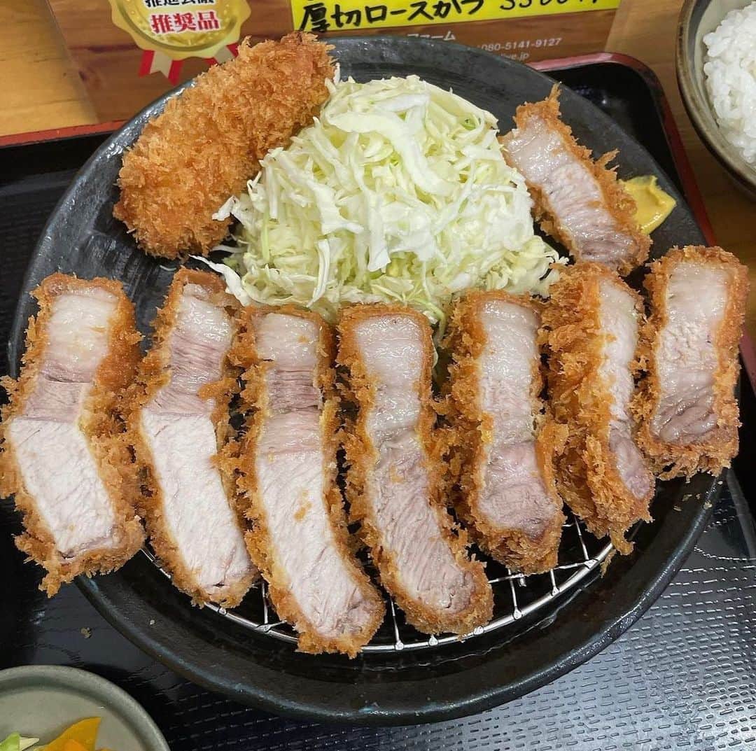 ごはんですよさんのインスタグラム写真 - (ごはんですよInstagram)「今年の外食も栄ちゃんからスタート。  年明け最初の営業日。 とんかつ食べたくて我慢できなくて開店1時間20分前に到着。無事PPゲットだぜ。  かとうと同じ事を考えてた常連さんがたくさんいて開店時には20人以上の大行列。やっぱり栄ちゃんの人気は凄いなあ。  本日のわくわく(揚げる前の生豚肉ちゃん)をバッチリ写真に収めていつものカウンター席で仕上がりを待つ。  「かとうさんの行くよ」コールがかかる。  何十回と迎えてきたしあわせのワンセット。 きつね色のとんかつ・ぴかぴかご飯・いつもバッチリな豚汁・丁寧なキャベツの千切り・塩加減優しいお漬物・オリジナルの塩・胡麻＆ソース。  とんかつを最大に楽しむために時間をかけて手間を惜しまないで一切の妥協もしない、計算し尽くされたワンセット。  本当に素晴らしい。  さあさあお待ちかねの信州太郎ぽーくちゃん。 一口目でメロメロになる魅力的な甘みと甘味と旨味だった。まるで果物みたいなフレッシュさと甘さ、そして柔らかさ。  そのまま・塩・胡麻ソースどのパターンでも目をキラキラしちゃう幸福感に。 特に大好きな脂身の存在感はまるでスーパーアイドルみたい。  揚げたて熱々で見せてくれる美味しさ。 少し冷める事で見せてくれる美味しさ。  どの豚ちゃんでも毎回楽しめる温度感の違いによる旨みの違いも凄さの一つなんだ。  今日も全部がしあわせな美味しさで心の底から大満足。 だから栄ちゃんに通っちゃう。  かとうにとって栄ちゃんはロースもリブロースもヒレも日本一美味しくとんかつをいただける最高のお店。 2023年もたくさんお世話になる予定だよ。  今年もよろしくね。  2023.1 ・信州太郎ぽーく セレクト  #とんかつ栄ちゃん #西船橋 #信州太郎ぽーく」6月6日 18時25分 - pakupakumeshi