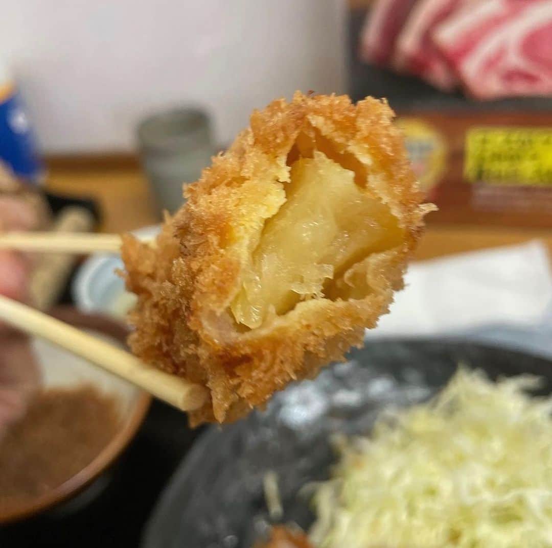 ごはんですよさんのインスタグラム写真 - (ごはんですよInstagram)「今年の外食も栄ちゃんからスタート。  年明け最初の営業日。 とんかつ食べたくて我慢できなくて開店1時間20分前に到着。無事PPゲットだぜ。  かとうと同じ事を考えてた常連さんがたくさんいて開店時には20人以上の大行列。やっぱり栄ちゃんの人気は凄いなあ。  本日のわくわく(揚げる前の生豚肉ちゃん)をバッチリ写真に収めていつものカウンター席で仕上がりを待つ。  「かとうさんの行くよ」コールがかかる。  何十回と迎えてきたしあわせのワンセット。 きつね色のとんかつ・ぴかぴかご飯・いつもバッチリな豚汁・丁寧なキャベツの千切り・塩加減優しいお漬物・オリジナルの塩・胡麻＆ソース。  とんかつを最大に楽しむために時間をかけて手間を惜しまないで一切の妥協もしない、計算し尽くされたワンセット。  本当に素晴らしい。  さあさあお待ちかねの信州太郎ぽーくちゃん。 一口目でメロメロになる魅力的な甘みと甘味と旨味だった。まるで果物みたいなフレッシュさと甘さ、そして柔らかさ。  そのまま・塩・胡麻ソースどのパターンでも目をキラキラしちゃう幸福感に。 特に大好きな脂身の存在感はまるでスーパーアイドルみたい。  揚げたて熱々で見せてくれる美味しさ。 少し冷める事で見せてくれる美味しさ。  どの豚ちゃんでも毎回楽しめる温度感の違いによる旨みの違いも凄さの一つなんだ。  今日も全部がしあわせな美味しさで心の底から大満足。 だから栄ちゃんに通っちゃう。  かとうにとって栄ちゃんはロースもリブロースもヒレも日本一美味しくとんかつをいただける最高のお店。 2023年もたくさんお世話になる予定だよ。  今年もよろしくね。  2023.1 ・信州太郎ぽーく セレクト  #とんかつ栄ちゃん #西船橋 #信州太郎ぽーく」6月6日 18時25分 - pakupakumeshi