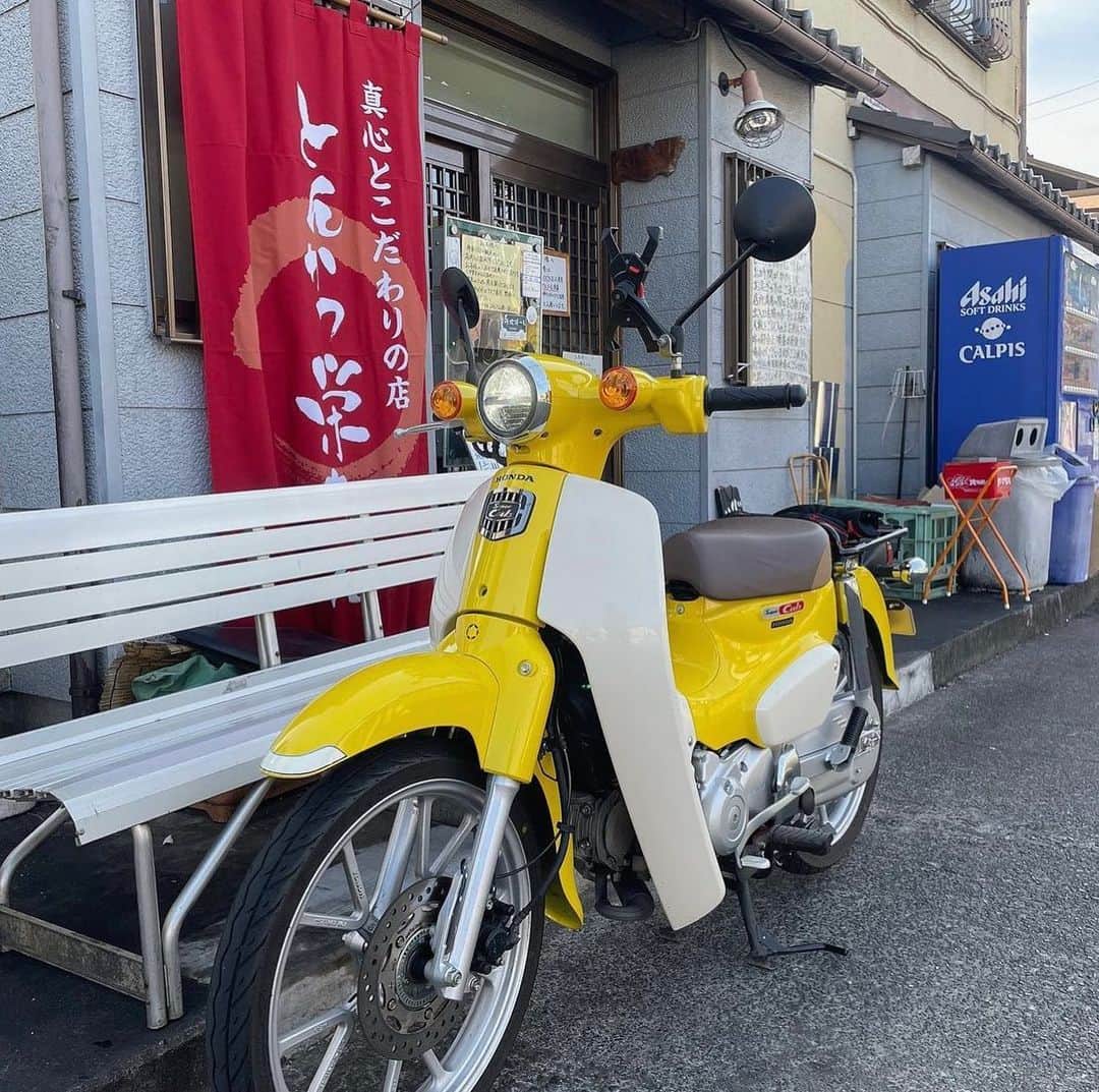 ごはんですよさんのインスタグラム写真 - (ごはんですよInstagram)「今年の外食も栄ちゃんからスタート。  年明け最初の営業日。 とんかつ食べたくて我慢できなくて開店1時間20分前に到着。無事PPゲットだぜ。  かとうと同じ事を考えてた常連さんがたくさんいて開店時には20人以上の大行列。やっぱり栄ちゃんの人気は凄いなあ。  本日のわくわく(揚げる前の生豚肉ちゃん)をバッチリ写真に収めていつものカウンター席で仕上がりを待つ。  「かとうさんの行くよ」コールがかかる。  何十回と迎えてきたしあわせのワンセット。 きつね色のとんかつ・ぴかぴかご飯・いつもバッチリな豚汁・丁寧なキャベツの千切り・塩加減優しいお漬物・オリジナルの塩・胡麻＆ソース。  とんかつを最大に楽しむために時間をかけて手間を惜しまないで一切の妥協もしない、計算し尽くされたワンセット。  本当に素晴らしい。  さあさあお待ちかねの信州太郎ぽーくちゃん。 一口目でメロメロになる魅力的な甘みと甘味と旨味だった。まるで果物みたいなフレッシュさと甘さ、そして柔らかさ。  そのまま・塩・胡麻ソースどのパターンでも目をキラキラしちゃう幸福感に。 特に大好きな脂身の存在感はまるでスーパーアイドルみたい。  揚げたて熱々で見せてくれる美味しさ。 少し冷める事で見せてくれる美味しさ。  どの豚ちゃんでも毎回楽しめる温度感の違いによる旨みの違いも凄さの一つなんだ。  今日も全部がしあわせな美味しさで心の底から大満足。 だから栄ちゃんに通っちゃう。  かとうにとって栄ちゃんはロースもリブロースもヒレも日本一美味しくとんかつをいただける最高のお店。 2023年もたくさんお世話になる予定だよ。  今年もよろしくね。  2023.1 ・信州太郎ぽーく セレクト  #とんかつ栄ちゃん #西船橋 #信州太郎ぽーく」6月6日 18時25分 - pakupakumeshi