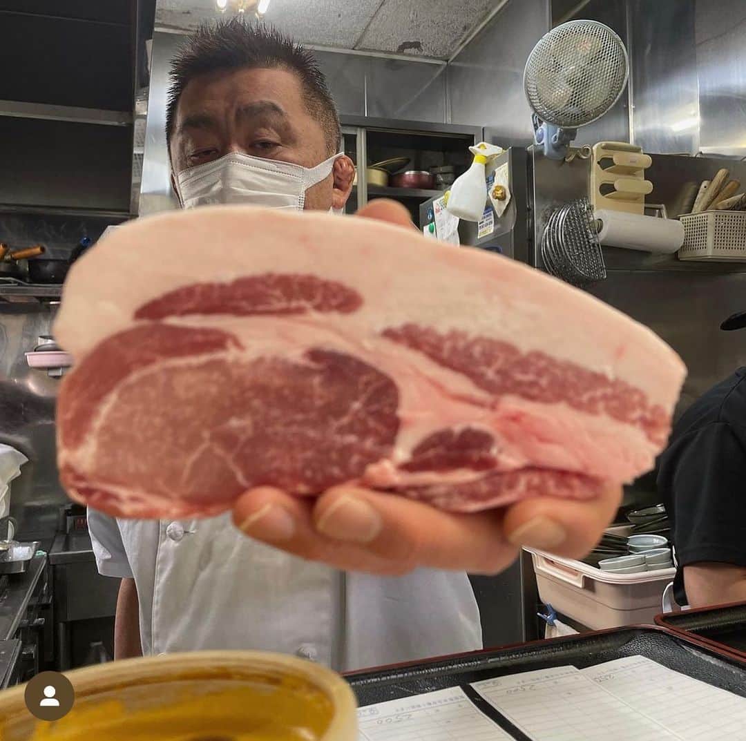 ごはんですよさんのインスタグラム写真 - (ごはんですよInstagram)「今年の外食も栄ちゃんからスタート。  年明け最初の営業日。 とんかつ食べたくて我慢できなくて開店1時間20分前に到着。無事PPゲットだぜ。  かとうと同じ事を考えてた常連さんがたくさんいて開店時には20人以上の大行列。やっぱり栄ちゃんの人気は凄いなあ。  本日のわくわく(揚げる前の生豚肉ちゃん)をバッチリ写真に収めていつものカウンター席で仕上がりを待つ。  「かとうさんの行くよ」コールがかかる。  何十回と迎えてきたしあわせのワンセット。 きつね色のとんかつ・ぴかぴかご飯・いつもバッチリな豚汁・丁寧なキャベツの千切り・塩加減優しいお漬物・オリジナルの塩・胡麻＆ソース。  とんかつを最大に楽しむために時間をかけて手間を惜しまないで一切の妥協もしない、計算し尽くされたワンセット。  本当に素晴らしい。  さあさあお待ちかねの信州太郎ぽーくちゃん。 一口目でメロメロになる魅力的な甘みと甘味と旨味だった。まるで果物みたいなフレッシュさと甘さ、そして柔らかさ。  そのまま・塩・胡麻ソースどのパターンでも目をキラキラしちゃう幸福感に。 特に大好きな脂身の存在感はまるでスーパーアイドルみたい。  揚げたて熱々で見せてくれる美味しさ。 少し冷める事で見せてくれる美味しさ。  どの豚ちゃんでも毎回楽しめる温度感の違いによる旨みの違いも凄さの一つなんだ。  今日も全部がしあわせな美味しさで心の底から大満足。 だから栄ちゃんに通っちゃう。  かとうにとって栄ちゃんはロースもリブロースもヒレも日本一美味しくとんかつをいただける最高のお店。 2023年もたくさんお世話になる予定だよ。  今年もよろしくね。  2023.1 ・信州太郎ぽーく セレクト  #とんかつ栄ちゃん #西船橋 #信州太郎ぽーく」6月6日 18時25分 - pakupakumeshi