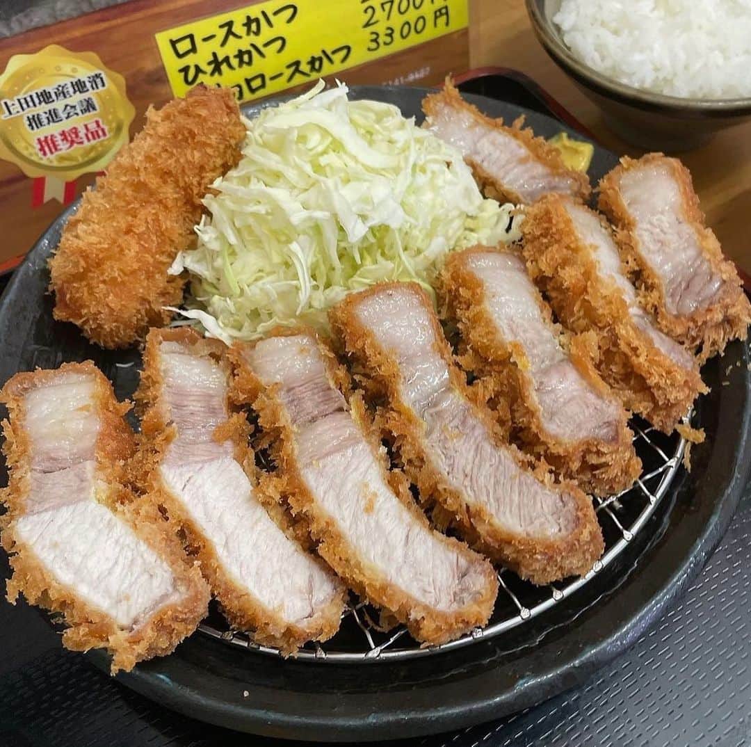 のインスタグラム：「今年の外食も栄ちゃんからスタート。  年明け最初の営業日。 とんかつ食べたくて我慢できなくて開店1時間20分前に到着。無事PPゲットだぜ。  かとうと同じ事を考えてた常連さんがたくさんいて開店時には20人以上の大行列。やっぱり栄ちゃんの人気は凄いなあ。  本日のわくわく(揚げる前の生豚肉ちゃん)をバッチリ写真に収めていつものカウンター席で仕上がりを待つ。  「かとうさんの行くよ」コールがかかる。  何十回と迎えてきたしあわせのワンセット。 きつね色のとんかつ・ぴかぴかご飯・いつもバッチリな豚汁・丁寧なキャベツの千切り・塩加減優しいお漬物・オリジナルの塩・胡麻＆ソース。  とんかつを最大に楽しむために時間をかけて手間を惜しまないで一切の妥協もしない、計算し尽くされたワンセット。  本当に素晴らしい。  さあさあお待ちかねの信州太郎ぽーくちゃん。 一口目でメロメロになる魅力的な甘みと甘味と旨味だった。まるで果物みたいなフレッシュさと甘さ、そして柔らかさ。  そのまま・塩・胡麻ソースどのパターンでも目をキラキラしちゃう幸福感に。 特に大好きな脂身の存在感はまるでスーパーアイドルみたい。  揚げたて熱々で見せてくれる美味しさ。 少し冷める事で見せてくれる美味しさ。  どの豚ちゃんでも毎回楽しめる温度感の違いによる旨みの違いも凄さの一つなんだ。  今日も全部がしあわせな美味しさで心の底から大満足。 だから栄ちゃんに通っちゃう。  かとうにとって栄ちゃんはロースもリブロースもヒレも日本一美味しくとんかつをいただける最高のお店。 2023年もたくさんお世話になる予定だよ。  今年もよろしくね。  2023.1 ・信州太郎ぽーく セレクト  #とんかつ栄ちゃん #西船橋 #信州太郎ぽーく」