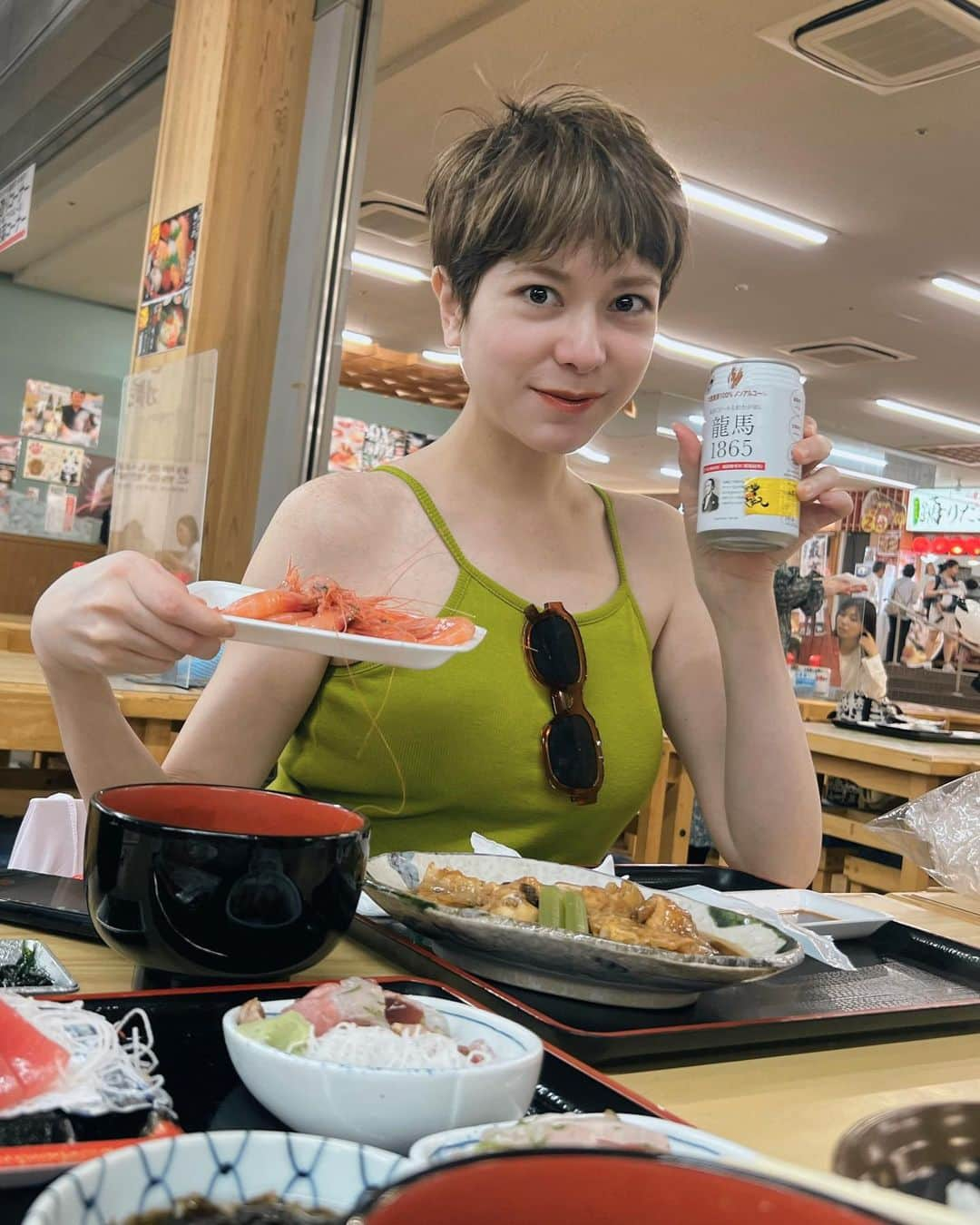 工藤ジェニファー茉侑さんのインスタグラム写真 - (工藤ジェニファー茉侑Instagram)「お昼2食食べる夫婦🤣  @toretore_ichiba_shirahama いろんな食材買って好きに組み合わせてeatinスペースで。リーズナブルだし楽しい🥰🥳  @toretorevillage @kaisensushi_toretore   #とれとれヴィレッジ #とれとれ市場 #南紀白浜　#白浜グルメ　#市場　#市場食堂 #市場美食#白浜旅行 #白浜 #白浜海岸　温泉旅館 #温泉宿 #和歌山観光 #和歌山　#和歌山グルメ #和歌山市 #和歌山旅行 #和歌山城 #子授かり神社 神社が好きな人と繋がりたい #和歌山県 #wakayamagram #中華そば　#和歌山ラーメン部 #国内旅行 #旅行コーデ #関西旅行　#関西グルメ巡り #♨️ #旅行好きな人と繋がりたい #旅行　#旅スタグラム」6月6日 18時27分 - jennifermayu_s