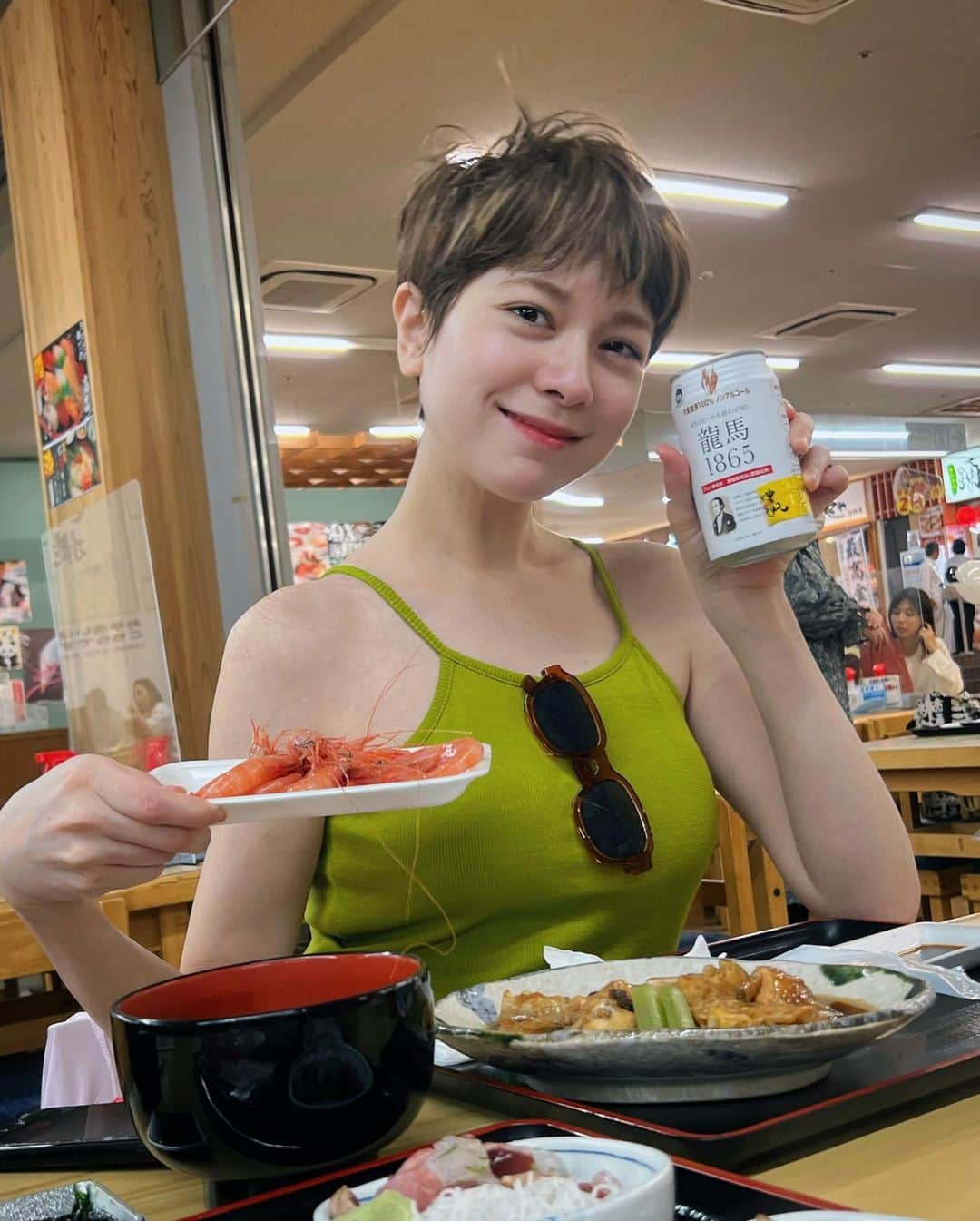 工藤ジェニファー茉侑さんのインスタグラム写真 - (工藤ジェニファー茉侑Instagram)「お昼2食食べる夫婦🤣  @toretore_ichiba_shirahama いろんな食材買って好きに組み合わせてeatinスペースで。リーズナブルだし楽しい🥰🥳  @toretorevillage @kaisensushi_toretore   #とれとれヴィレッジ #とれとれ市場 #南紀白浜　#白浜グルメ　#市場　#市場食堂 #市場美食#白浜旅行 #白浜 #白浜海岸　温泉旅館 #温泉宿 #和歌山観光 #和歌山　#和歌山グルメ #和歌山市 #和歌山旅行 #和歌山城 #子授かり神社 神社が好きな人と繋がりたい #和歌山県 #wakayamagram #中華そば　#和歌山ラーメン部 #国内旅行 #旅行コーデ #関西旅行　#関西グルメ巡り #♨️ #旅行好きな人と繋がりたい #旅行　#旅スタグラム」6月6日 18時27分 - jennifermayu_s