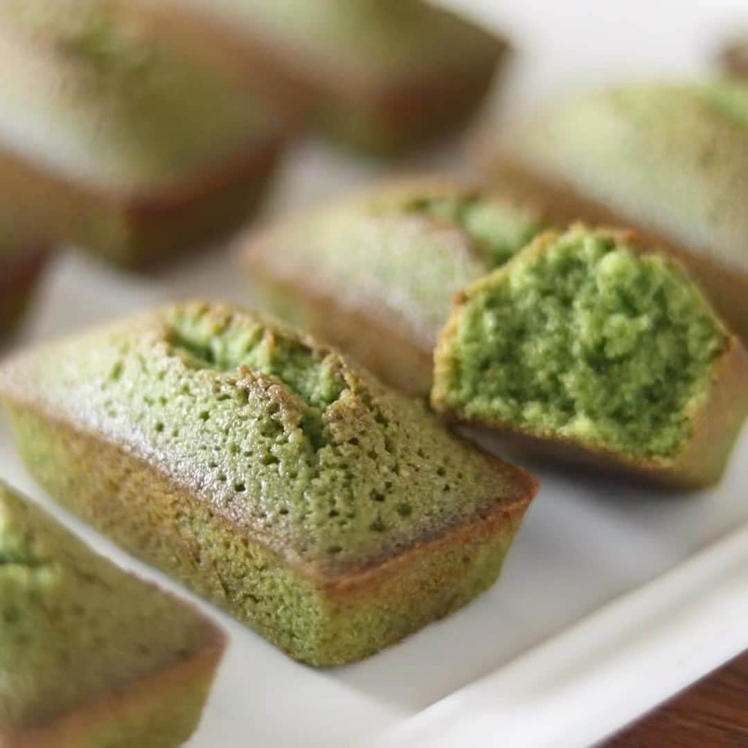 のインスタグラム：「matcha financier🍵  抹茶フィナンシェを焼きました🎶 手軽に作れて本当に美味しい😆 このために卵白を余らせたいと思ってしまう🤣  #homemade #easy #recipe #tutorial #baking #foodstyling #foodporn #food #foodphotography #foodpics #foodgasm #tasty #dessert #inspiration  #おうちカフェ #お菓子作り #フィナンシェ #抹茶 好きな人と繋がりたい #手作りお菓子 #cake #sweets #homecafe #homemakecake #instacake #instafood #cakestagram #cakelover #foodie #hidamaricooking」