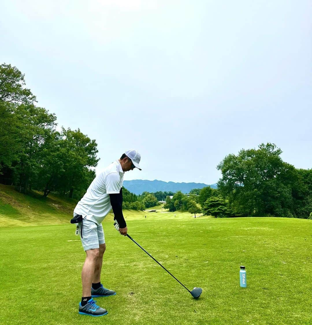 藤川球児さんのインスタグラム写真 - (藤川球児Instagram)「久しぶりにゴルフ⛳️ 近々…プロアマ大会というものにお呼ばれしておりまして。。 今日は練習ラウンド✨ 暑い中、涼しげなボトル片手に行ってきます🥴 #kyuji22  #ゴルフ  #ping」6月6日 18時28分 - fujikawa_kyuji22