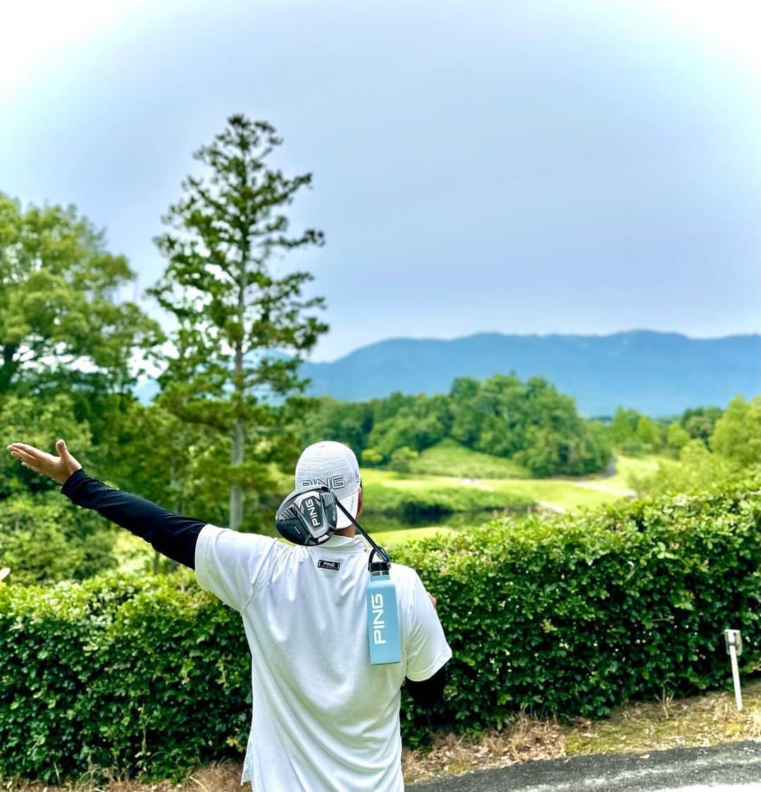 藤川球児のインスタグラム：「久しぶりにゴルフ⛳️ 近々…プロアマ大会というものにお呼ばれしておりまして。。 今日は練習ラウンド✨ 暑い中、涼しげなボトル片手に行ってきます🥴 #kyuji22  #ゴルフ  #ping」