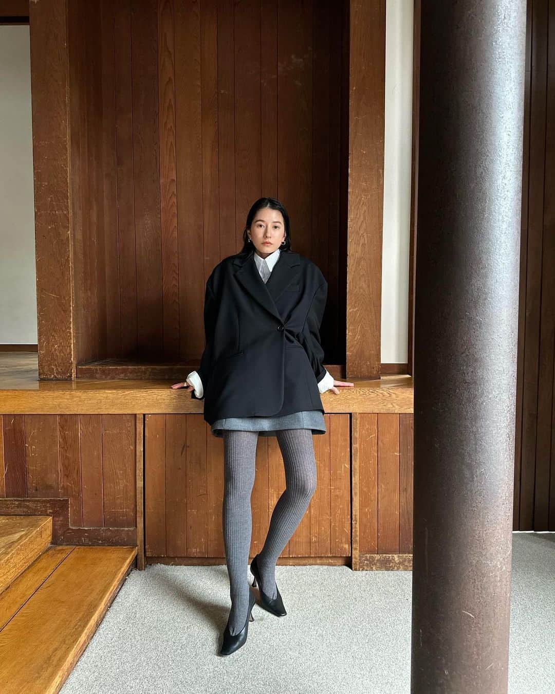 松本恵奈さんのインスタグラム写真 - (松本恵奈Instagram)「絶対2色買いすると決めている2WAY ARRANGE TAILORED OVER JK.  内側の右 脇にはタブ、外側の左脇には釦をつけていてそれぞれフロントの釦とホールで留めることが出来る仕様にもなっています。こちらの着方はフロントが重なることでウエストがシェイプしたシルエットをお楽しみ頂けます♡ この着方も可愛くて大好きです❤️ ラペルを立てても着られるようにラペルには釦とホールがついています。生地の横糸には膨らみのある太番手のウーリー糸を使っているのでしっかりとした生地感ながら軽さのある日本製の素材となっています。是非お楽しみに！ #clane #clane23awpreorder」6月6日 18時29分 - ena1123