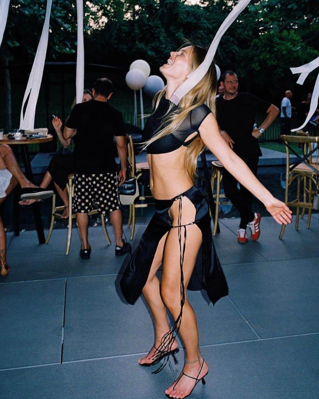 のインスタグラム：「איך בעלי אמר לי- את כל יום חוגגת כאילו יש לך יום הולדת. אז בתאריך שבו נולדתי אני חוגגת את החיים. מודה כל יום🙏🏼 🧄🧅🧿🪬  ..תודות בת מצווה הפקה של הלייף @gal_galo_  דיג׳יי הבית מאז ולנצח @djitaygalo  ילדה שהיא אישה שהיא ברבי @annazak12  הבלונים שמקפיצים כל אירוע  שירי ואלית- אתן מפתיעות אותי כל פעם מחדש.  @balonz.il האוכל ש..אין מה לאמר. יעלי הגאונה ״דה לייליס״  @yaelimagenlelie  ולהוריי😘」