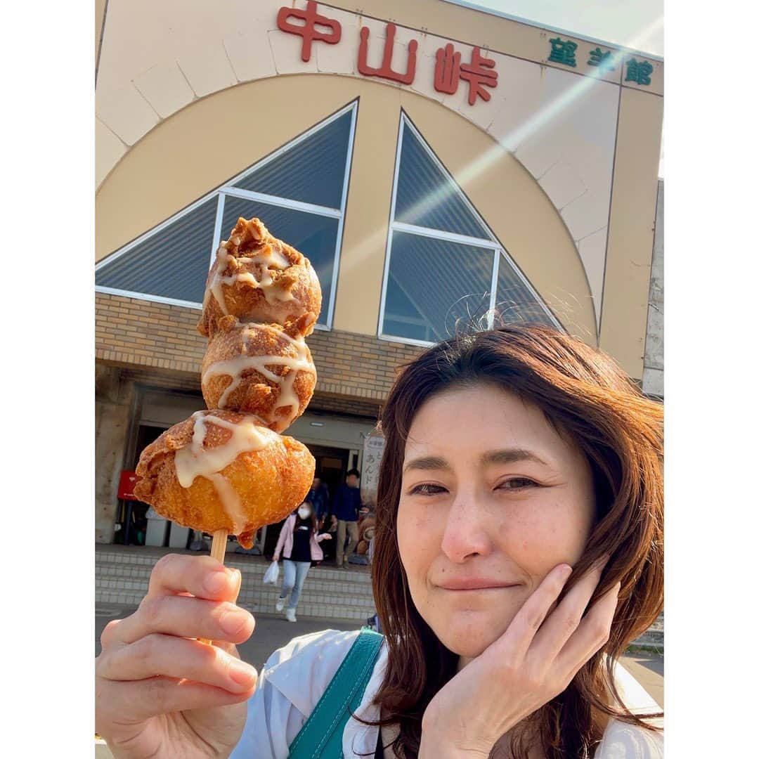 アンジェラ佐藤さんのインスタグラム写真 - (アンジェラ佐藤Instagram)「中山峠の揚げ芋の爆食動画を なんまら撮りたいんだがどうすれば良いんだ！( °д°)   #中山峠  #北海道の観光スポット  #中山峠のあげいも   #中山峠に行くと必ず食べる  #昔と違って今は色んな味変ソースがあるのだよ  #ちなみにこれはバーニャカウダソース  #お腹いっぱい食べたらいくらかかるんだろ  #関係ないけど子供の頃中山峠スキー場でよく合宿してたわ  #北海道好吃 #ヒンナヒンナ」6月6日 18時41分 - angela_satou