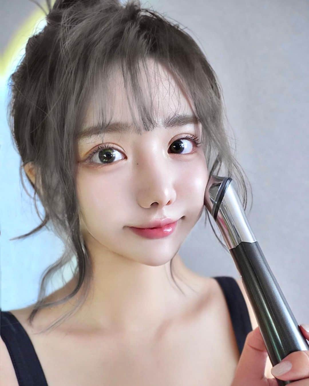 くまくまくまさんのインスタグラム写真 - (くまくまくまInstagram)「・ 最近いちばん「ツヤ感」が褒められる✨  実は韓国コスメ「medicube 」の水光美顔器ー 【スキンブースターショット】を使って二週間🤫  「1回で効果がわかる」と書いてあったので、半信半疑で使ってみたら  レベル1でも、ピリピリ感じる(パワー強い🤔  使い終わった後に、すぐには水光肌にならないけど、夜寝る前に使うと、翌日起きた時は顔の脂質分泌がほぼないし、メイクのノリも良くなってびっくり🫢♡  週３回以上使ったら、いつの間にかツヤ感どんどん出てきて、たまに真っ暗な部屋でも、水光感感じたりするw💧  今はもう化粧しなくても、ツヤすぎて自分も不思議に思うくらい  ツヤ効果以外、美白機能のコスメと合わせて使うと、色素沈着、ニキビ跡にもめちゃ効くので、くまの頑固なニキビ跡も、三日感で薄くなったよん〜👌  くまみたいな怠け者でも、毎日使いたくなるくらいおすすめの美顔器なので、   今qoo10メガ割期間 ⭐︎ スキンブースターショット(美顔器) ⭐︎ ディープビタCアンプル (10ml, 1個) ⭐︎ディープビタCマスクパック(3枚)  セットでメガ割行ってるよ♩  ぜひチェックしてみて〜🤗 @medicube_officialjapan   #medicube#スキンブースターショット#水光注射#水光針#美顔器#水光美顔器#毛穴縮小#角質ケア#皮脂ケア#ニキビ跡#pr#Qoo10メガ割 #メガ割#韓国美容#韓国コスメ#韓国コスメレビュー#Qoo10おすすめ#Qoo10購入品#美肌ケア#コスメレビュー#美容家電#美意識高め#美容マニア#美意識向上#低刺激#毛穴ケア#オススメコスメ#ホームケア#素肌美人#水光肌」6月6日 18時41分 - dango_kuma