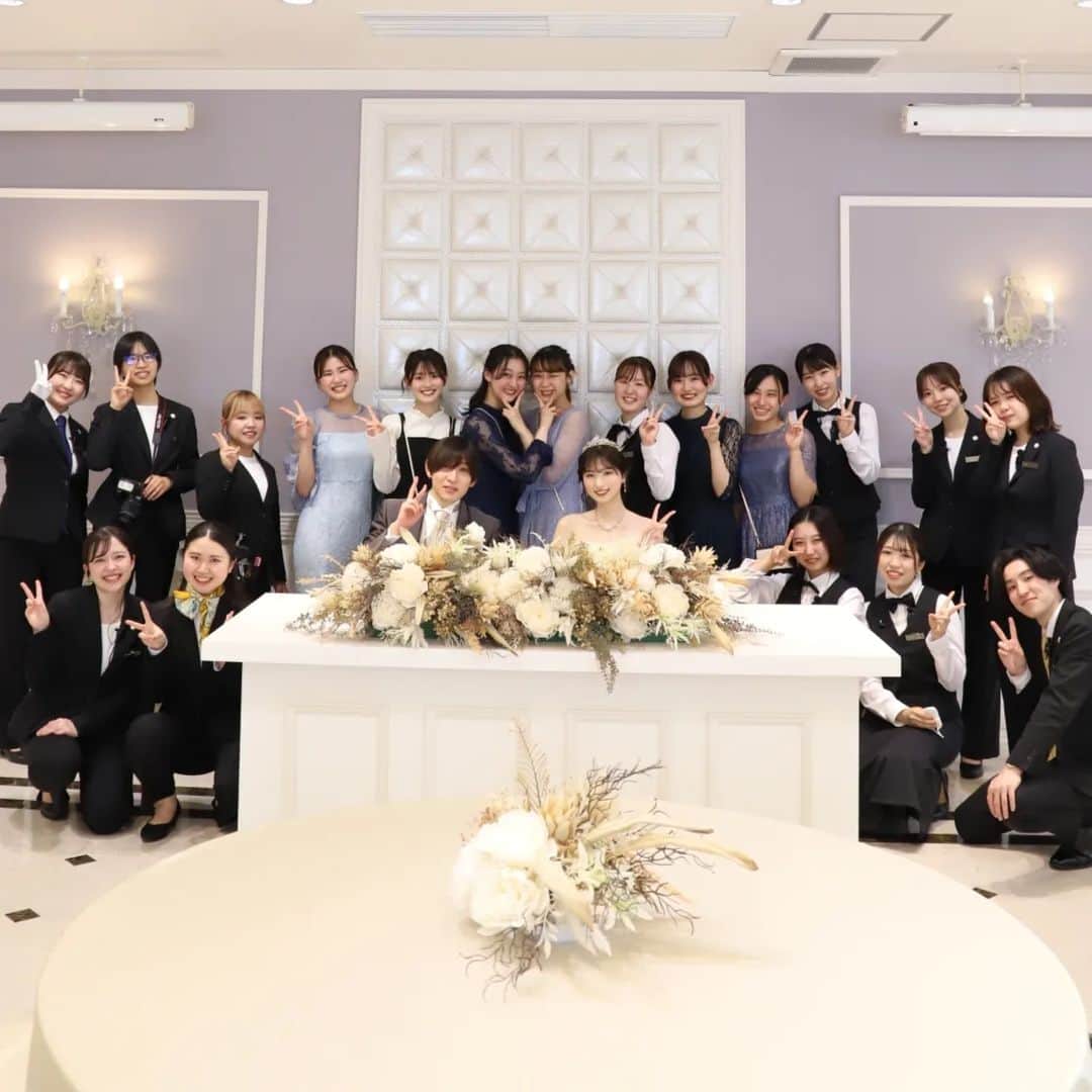 のインスタグラム：「#学生CAST オープンキャンパスの様子を紹介✨  模擬ウェディングパーティーを開催した際の様子です◎  運営もプランナーもキャプテンもサービスもアテンドも司会もカメラマンもぜーんぶ学生たち🙌  これからは1年生のCASTも本格デビューですね。活動楽しみにしています♡  2＆3年生はリーダーシップ発揮して、一緒に盛り上げて行きましょうっ  #ウェディングプランナ #リゾートウェディングプランナー #ホテリエ #ドレススタイリスト #フォトグラファー #フローリスト #TWH #ブライダル学生 #ブライダル専門学校」