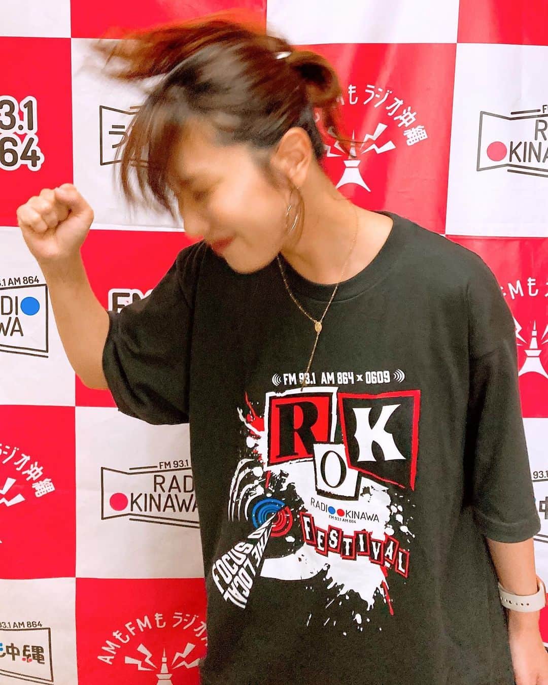 しおりさんのインスタグラム写真 - (しおりInstagram)「🎸⚡️  いよいよ6月9日 今週金曜日は ラジオ沖縄ROK（ロック）フェスティバル‼️  まいたの始まって以来、 初めてパーソナリティとして出演するイベントです  音楽イベントなのでもちろんLIVEしまっせ🎤  是非遊びに来てください！  着ているTシャツは ROKの日オリジナルTシャツ⚡️  私はスモークブラックのXLを着用しています（身長160cm）  めっちゃ可愛いーっ🥹❤️‍🔥  みんなでお揃いしてLIVE楽しもっっ🤟🏻🤟🏻🤟🏻  𓐄𓐄𓐄𓐄𓐄𓐄𓐄𓐄𓐄𓐄𓐄𓐄𓐄𓐄𓐄𓐄𓐄𓐄𓐄𓐄𓐄𓐄𓐄𓐄𓐄𓐄𓐄 𓈄  人気番組のパーソナリティによる ラジオ沖縄ROK（ロック）フェスティバルを ２０２３年６月９日金曜日の夜に開催します！  【会場】TOP NOTE（沖縄県那覇市久米2-8-10パーム久米ビル B1）  【時間】OPEN 18:30 / START 19:30  【全席自由】  【販売について】 ・ラジオ沖縄SHOP ・ラジオ沖縄４Ｆ事業部（平日午前10時〜午後5時）にて発売中  チケットは1ドリンク（¥500分）込み￥3,300（税込）  𓐄𓐄𓐄𓐄𓐄𓐄𓐄𓐄𓐄𓐄𓐄𓐄𓐄𓐄𓐄𓐄𓐄𓐄𓐄𓐄𓐄𓐄𓐄𓐄𓐄𓐄𓐄 𓈄  #ラジオ沖縄 #まいたの931」6月6日 18時42分 - shiori_kinjo
