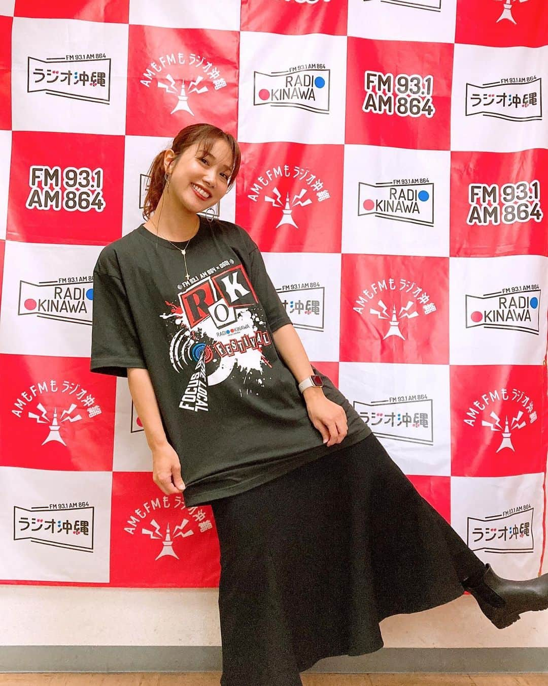 しおりのインスタグラム：「🎸⚡️  いよいよ6月9日 今週金曜日は ラジオ沖縄ROK（ロック）フェスティバル‼️  まいたの始まって以来、 初めてパーソナリティとして出演するイベントです  音楽イベントなのでもちろんLIVEしまっせ🎤  是非遊びに来てください！  着ているTシャツは ROKの日オリジナルTシャツ⚡️  私はスモークブラックのXLを着用しています（身長160cm）  めっちゃ可愛いーっ🥹❤️‍🔥  みんなでお揃いしてLIVE楽しもっっ🤟🏻🤟🏻🤟🏻  𓐄𓐄𓐄𓐄𓐄𓐄𓐄𓐄𓐄𓐄𓐄𓐄𓐄𓐄𓐄𓐄𓐄𓐄𓐄𓐄𓐄𓐄𓐄𓐄𓐄𓐄𓐄 𓈄  人気番組のパーソナリティによる ラジオ沖縄ROK（ロック）フェスティバルを ２０２３年６月９日金曜日の夜に開催します！  【会場】TOP NOTE（沖縄県那覇市久米2-8-10パーム久米ビル B1）  【時間】OPEN 18:30 / START 19:30  【全席自由】  【販売について】 ・ラジオ沖縄SHOP ・ラジオ沖縄４Ｆ事業部（平日午前10時〜午後5時）にて発売中  チケットは1ドリンク（¥500分）込み￥3,300（税込）  𓐄𓐄𓐄𓐄𓐄𓐄𓐄𓐄𓐄𓐄𓐄𓐄𓐄𓐄𓐄𓐄𓐄𓐄𓐄𓐄𓐄𓐄𓐄𓐄𓐄𓐄𓐄 𓈄  #ラジオ沖縄 #まいたの931」