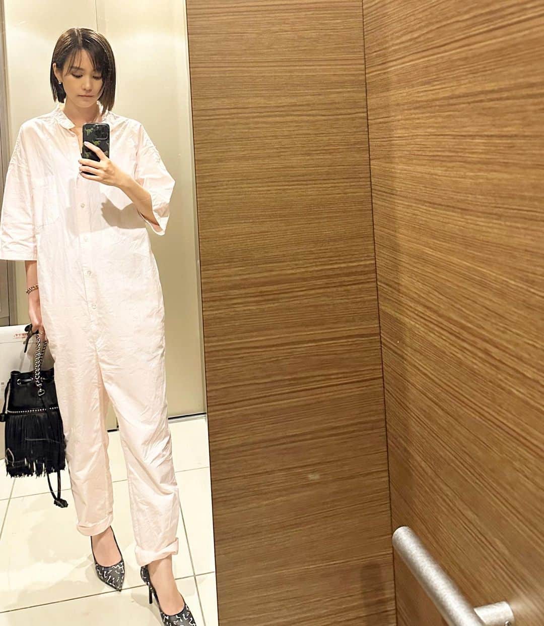 のインスタグラム：「珍しくピンク🐷！ ヒール合わせてスタイルアップさせて💃…だがしかし久々のヒールめっちゃ疲れた🤣 all in one: #thirdmagazine  shoes: #jimmychoo」