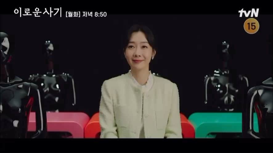 ユ・ジヨンのインスタグラム：「저는..전교 꼴지였답니다..ㅎㅎㅎ 못된 짓 했으니,  당연히 벌을 받아야겠쥬?  #웃음이끊이지않았던_촬영 #새로운장르 #이로운사기 #4부예고편  #오늘밤8시50분」