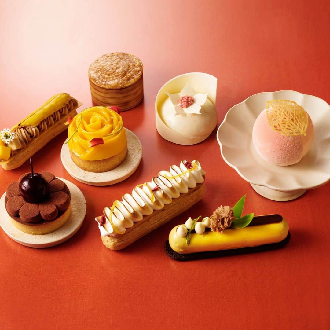 The Peninsula Tokyo/ザ・ペニンシュラ東京さんのインスタグラム写真 - (The Peninsula Tokyo/ザ・ペニンシュラ東京Instagram)「夏のスイーツをお持たせにいかがでしょうか。🍰 ホテル地下1階「ザ・ペニンシュラ ブティック＆カフェ」では、マンゴーやピーチなどのフルーツを使ったケーキやタルト類をご用意して皆さまのご来店をお待ちしております♪  Summer is a time for delectable treats, and we've curated an extraordinary selection to tantalize your senses. Say "hello" to the luscious flavors of summer with our delectable mango and peach creations crafted by our talented chefs.」6月6日 18時50分 - thepeninsulatokyo