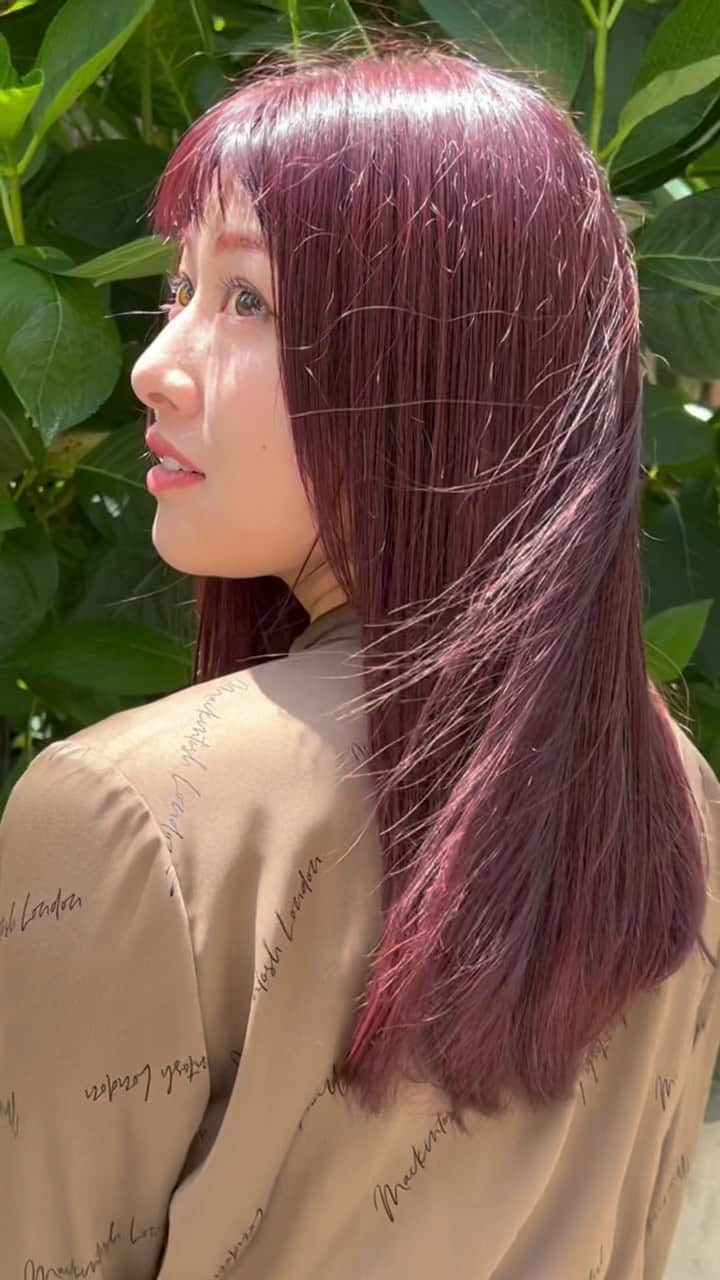 細田彩花のインスタグラム：「new hair👩‍🦰🩷🩷  光に当たると猛烈に可愛い ※信じがたいと思いますがブリーチなしです👩‍🦰笑  いつもありがとうございます🌈 @hitomimohri . #ヘアカラー #ピンクヘアー  #ブリーチなしカラー  #ロングヘア #オン眉」