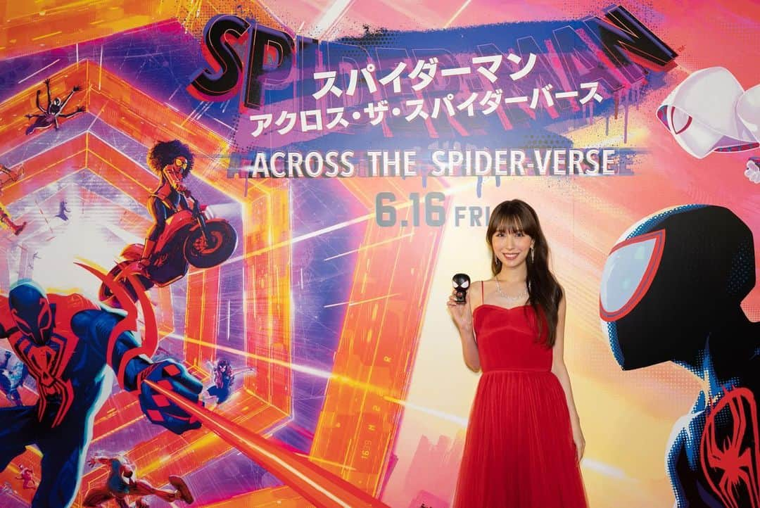 May J.のインスタグラム：「『スパイダーマン：アクロス・ザ・スパイダーバース』試写会に行ってきました♥️ スパイダーマンカラーの真っ赤なドレスでレッドカーペットを歩かせていただいたよ👠  ストーリーはもちろんですが、音楽が特に印象的で、今回の映画の楽曲を全面的に手がけているMetro Boomin（メトロ・ブーミン)は今ヒップホップでかなり注目されているプロデューサーで、シーンごとに主人公の感情が剥き出しになるように音で表現されていてめちゃくちゃ良かった！ 今はひたすらサウンドトラックをリピートして聴いています🎧  皆さんも是非劇場で観てみてね💋サウンドトラックも最高だよ！  6月16日（金）全国公開  #スパイダーマン #スパイダーバース #Spiderman #spiderverse」