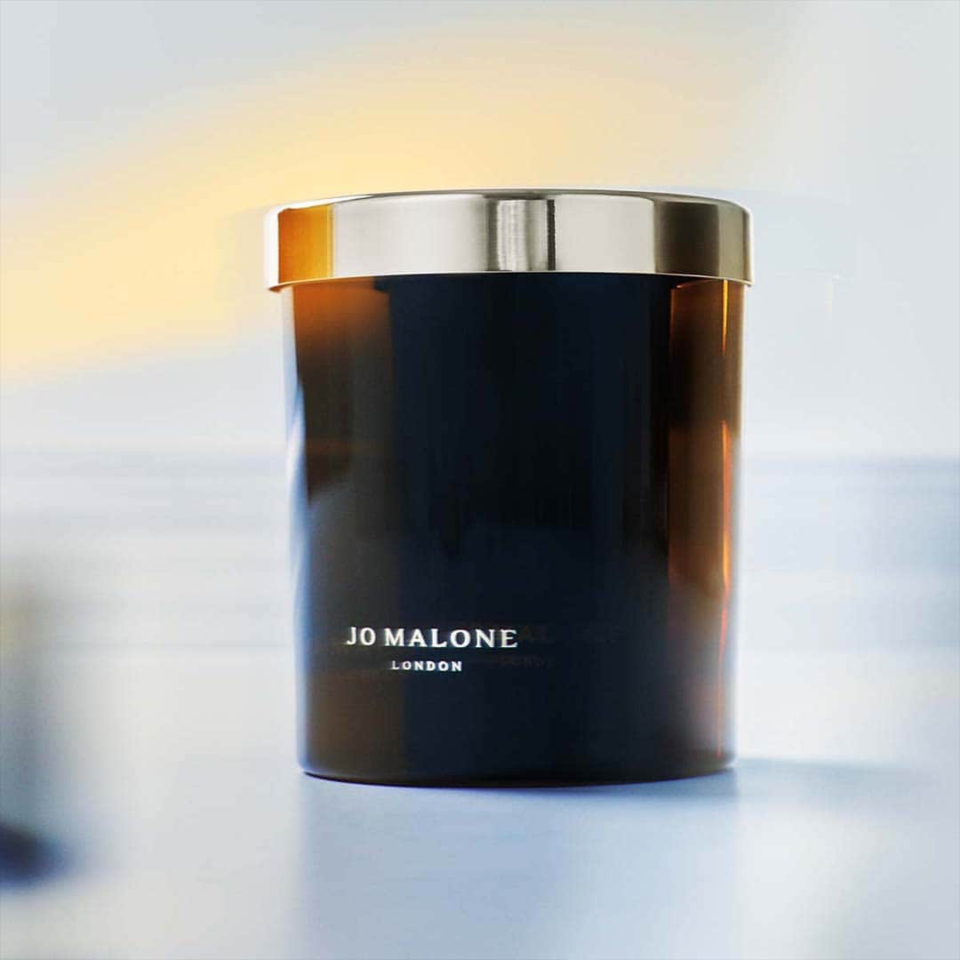 Jo Malone Londonさんのインスタグラム写真 - (Jo Malone LondonInstagram)「Hypnotic. Mysterious. Alluring. Transform the air with Oud & Bergamot, matching precious oud wood with the richness of black musk, radiating with crisp bergamot. Tap to discover. #CologneIntense」6月6日 18時45分 - jomalonelondon