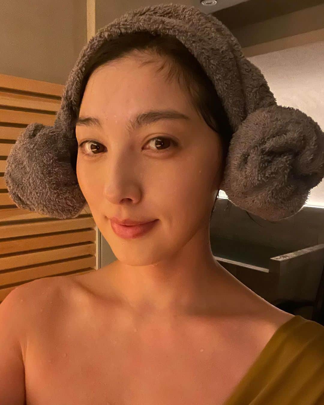 松野井雅（原紗央莉）さんのインスタグラム写真 - (松野井雅（原紗央莉）Instagram)「サウナハットうっかり忘れちゃったとき🐏 タオルを『羊巻き(ヤンモリ)』に🤍🤍🤍🤍  水風呂ちゃんが作ってくれた😆  おウチで練習しよー♪ コレお気に入りになった😂  양머리🐏🐏🐏🐏  ▼BAR SAUNA @barsauna  ・ ・ #羊巻き #ヤンモリ #양머리 #barsauna #代官山 #saunalife #saunatime  #löyly  #サウナ #sauna  #サウナー #saunner #サ道 #サ活 #サウナ女子 #サウナイキタイ #ととのった #サウナ好き #サウナ好きな人と繋がりたい  #フィンランドサウナアンバサダー #finlandsaunaambassador #松野井雅サウナ部」6月6日 18時46分 - miyavimatsunoi