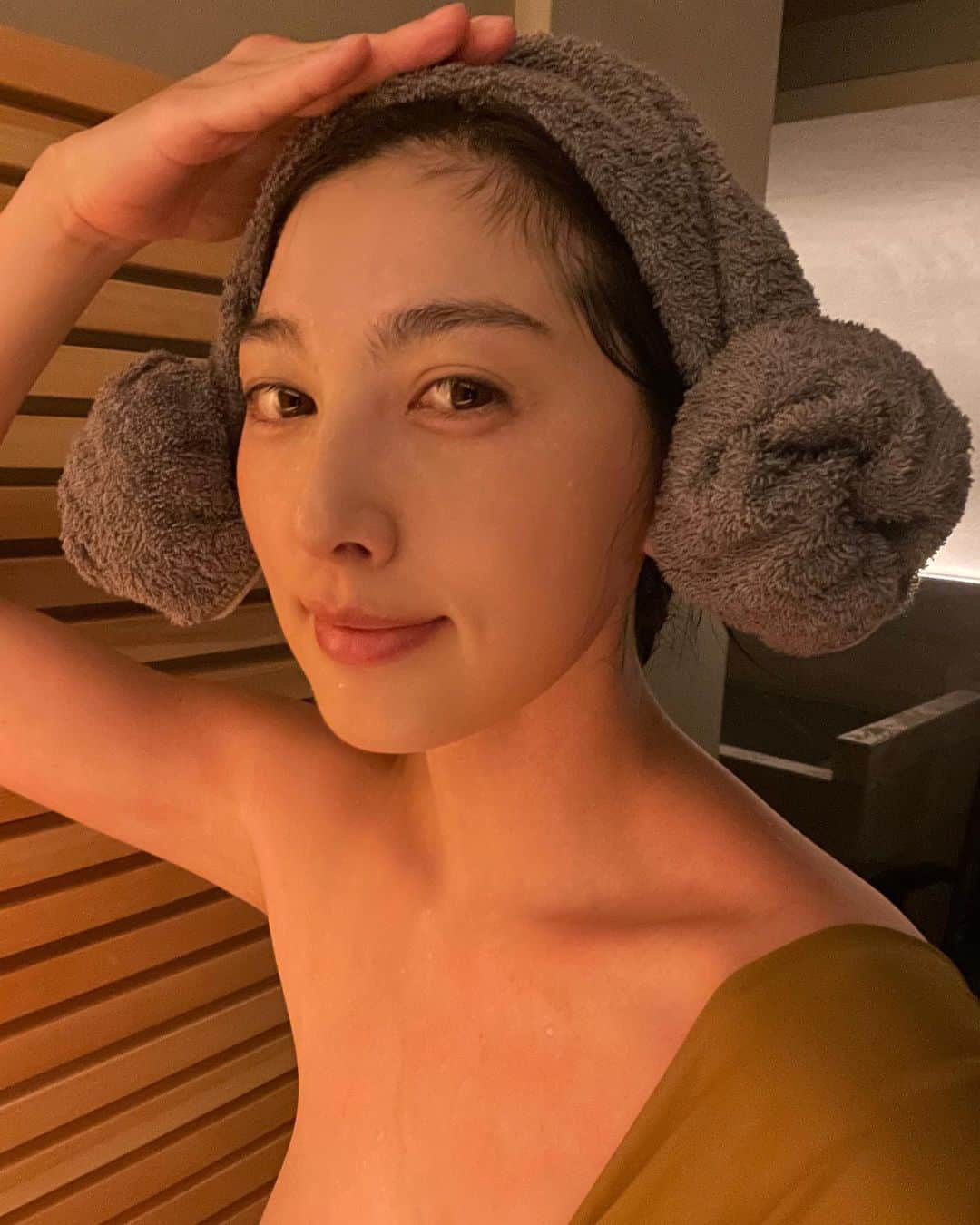 松野井雅（原紗央莉）さんのインスタグラム写真 - (松野井雅（原紗央莉）Instagram)「サウナハットうっかり忘れちゃったとき🐏 タオルを『羊巻き(ヤンモリ)』に🤍🤍🤍🤍  水風呂ちゃんが作ってくれた😆  おウチで練習しよー♪ コレお気に入りになった😂  양머리🐏🐏🐏🐏  ▼BAR SAUNA @barsauna  ・ ・ #羊巻き #ヤンモリ #양머리 #barsauna #代官山 #saunalife #saunatime  #löyly  #サウナ #sauna  #サウナー #saunner #サ道 #サ活 #サウナ女子 #サウナイキタイ #ととのった #サウナ好き #サウナ好きな人と繋がりたい  #フィンランドサウナアンバサダー #finlandsaunaambassador #松野井雅サウナ部」6月6日 18時46分 - miyavimatsunoi