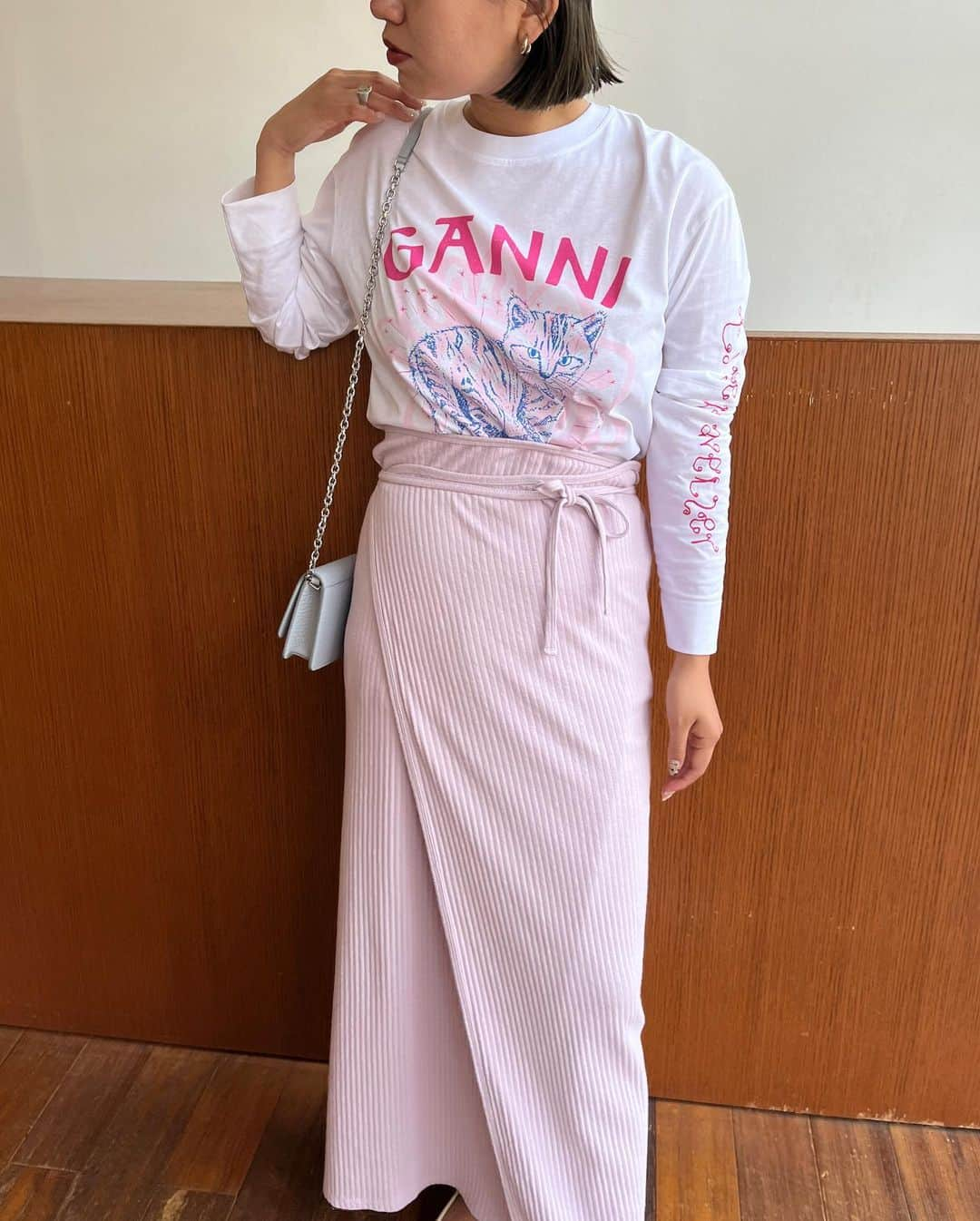 【ANN DE ARKさんのインスタグラム写真 - (【ANN DE ARKInstagram)「GANNIらしいポップなグラフィックを1枚で楽しめるロングスリーブTシャツ。  袖口や肩にもデザインを施したこだわりの一枚で、半袖のカットソーと長袖のカットソーを重ねたようなレイヤードデザインです！  ⁡ ⁡ 詳しくはオフィシャルサイト【ARKnets】にて。 ■商品や通信販売に関しまして ご不明な点がございましたらお気軽にお問い合わせください。 ----------------------------------- オフィシャルサイトの在庫と店頭在庫は共有しております。 商品に関しましては、お気軽にコメントや店舗までお問い合わせください。 ⬇︎⬇︎⬇︎ @ann_de_ark  @arknets_official ⁡ #fashion #栃木 #宇都宮 #ショップ #セレクトショップ　#arknets #anndeark #baserange #ganni #maisonmargiela  ⁡ -----------------------------------」6月6日 18時46分 - ann_de_ark