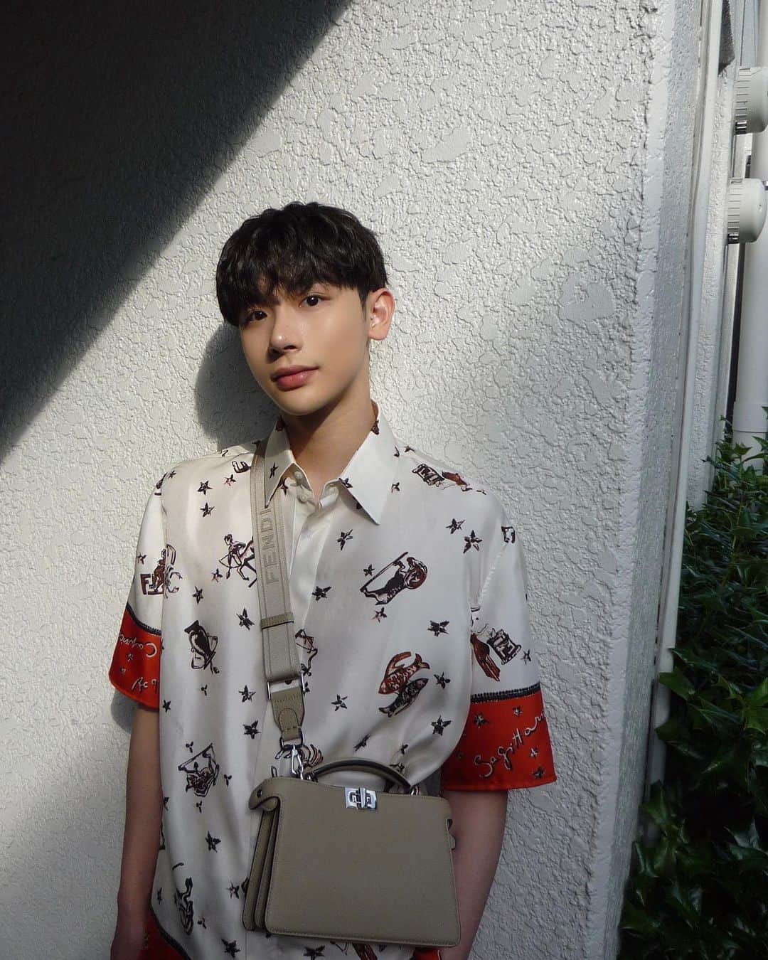 よしあきのインスタグラム：「みんなの今年の夏の予定はー？？ 今年は積極的に水と絡んで行く夏にしていきたい🐬🐬   #FendiSummer #fendi #PR   @fendi @silviaventurinifendi」