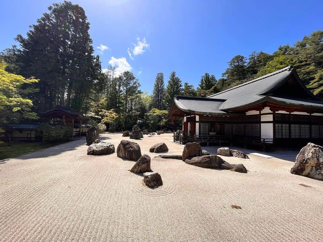 橋本昌彦さんのインスタグラム写真 - (橋本昌彦Instagram)「世界遺産高野山 弘法大師空海 御生誕1250年記念祭　特別企画  6月14日根本大塔前にて LIFEいのち特別上映会を開催いたします！  大宇宙を表す 大日如来様 すべてと繋がる体験を味わって下さい♪  弘法大師<空海>御誕生１２５０年記念大法会　 「LIFE®︎いのち」特別上映会＆「いのち展-Warmth I Remember-」初開催  場所　高野山　金剛峯寺　奥殿 期間　2023年5月14日（日）- 7月9日（日）　の 毎週　土・日曜日　 　　　※平日の開催はございません 時間  　①10:00-10:45  ②11:00-11:45    ③14:00-14:45  ④15:00-15:45　 定員     各　30名　 申込　  事前申込　入場無料  　＜LIFEいのち　  公式ホームページにて、お申し込み特設サイトで受付中＞ https://www.life-planetarium.com/koyasan ※金剛峯寺拝観料は必要です  弘法大師＜空海＞御誕生日前夜祭 特別イベント　「LIFE®︎いのち」特別星空上映会 日時：令和5年6月14日（水）19:30-20:30 場所：壇上伽藍　 根本大塔前　　入場無料 出演：橋本昌彦（アーティストLIFEいのち監督）　薮　邦彦（高野山真言宗 総本山金剛峯寺 総長公室勤務） 申込：不要　※雨の場合は高野山大学黎明館にて行います  「LIFEいのち　うまれることを再体験」 弘法大師（空海）御誕生１２５０年記念大法会　特別サイト https://www.life-planetarium.com/koyasan  高野山真言宗 総本山金剛峯寺ホームページ https://www.koyasan.or.jp  #高野山  #弘法大師  #空海  #お誕生日  #lifeいのち  #life  #旅  #旅行  #いのち展  #いのち  #万博共創チャレンジ  #art  #橋本昌彦  #japan  #japantravel  #koyasan  #世界遺産」6月6日 18時48分 - masahikohashimoto