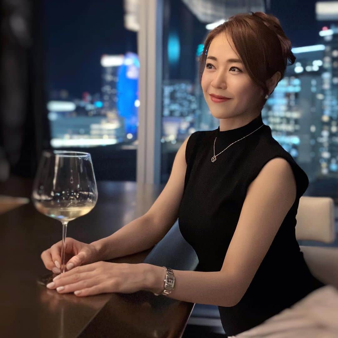 しろまっするのインスタグラム：「・ It’s wine o'clock ⏰🍷🌝  #winelovers #winelife #champagnelover #atthebar #postworkoutfuel #しろまっする」
