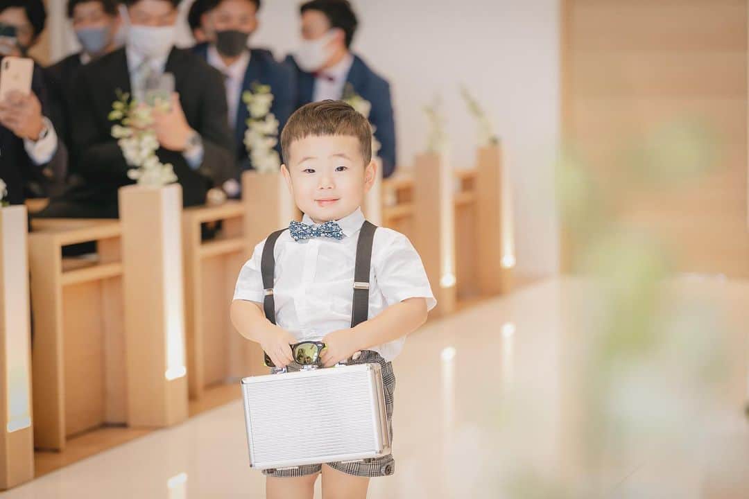 ザ・サーフ オーシャンテラスのインスタグラム：「#リングボーイ くん  愛しい我が子が 大切な皆様に温かく見守られながら届けてくれた指輪  愛で溢れる素敵なお時間になりました  @thesurf_oceanterrace  #プレ花嫁 #結婚式準備 #花嫁 #日本中のプレ花嫁さんと繋がりたい  #全国のプレ花嫁さんと繋がりたい #花嫁準備 #ウエディングレポート #卒花レポート #海が見える結婚式場  #ディアーズウエディング#ふたりの未来を探す旅 #dearswedding #THESURFOCEANTERRACE #サーフ花嫁」