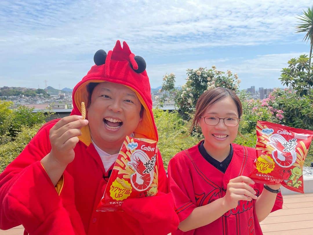 ボールボーイ佐竹のインスタグラム：「今日の エスコンフィールド北海道で行われる 「広島カープVS北海道日本ハムファイターズ」 の野球中継中に カルビーさんのインフォマーシャルに出演させて頂きます😊  ぜひお見逃しなく！🙇🏻‍♂️  今日は勝つぞ！！！ 頑張れカープ⚾️  #カルビー  #かっぱえびせん  #スポラバ #広島 #カープ #日本ハムファイターズ」