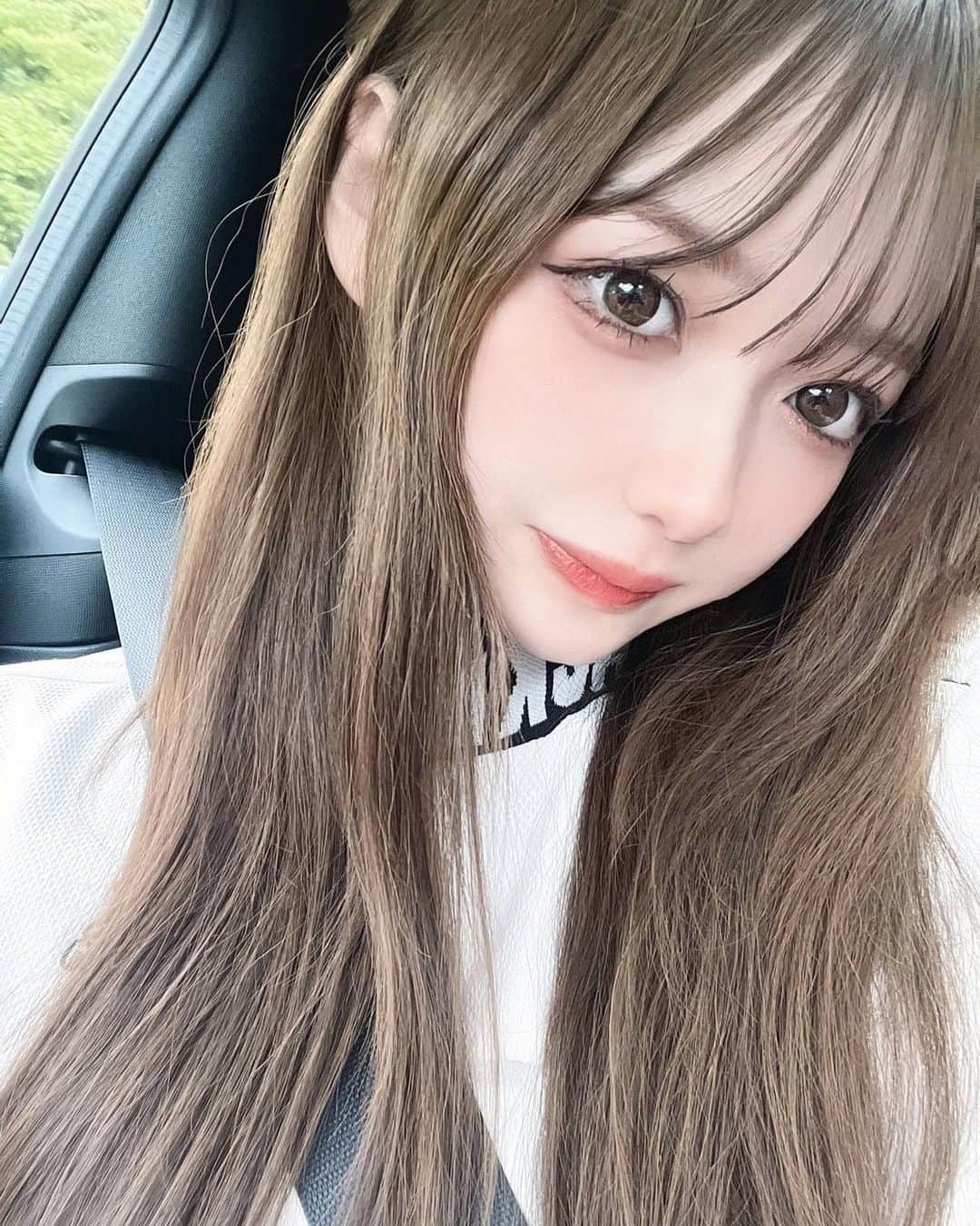 のインスタグラム：「髪ぼさぼさ  ⁡ ⁡ ⁡ ⁡ ⁡ ⁡ ⁡ ⁡ ⁡ #ミルクティーベージュ #韓国メイク#fashion #portrait #selfie #随手拍 #網美 #셀카 #패션 #데이트」